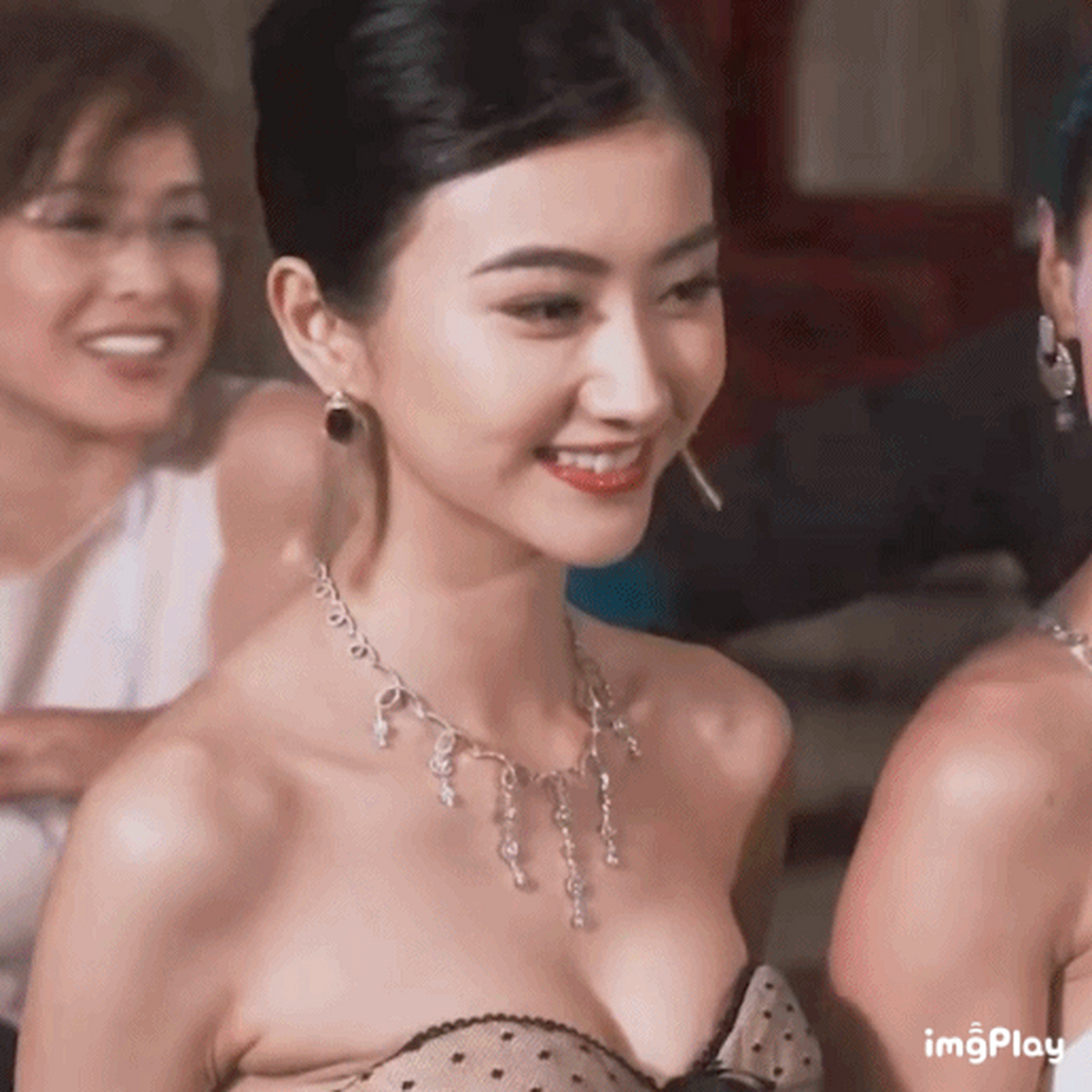 两位绝代风华又同病相怜的女人,罕见同框 这一颦一