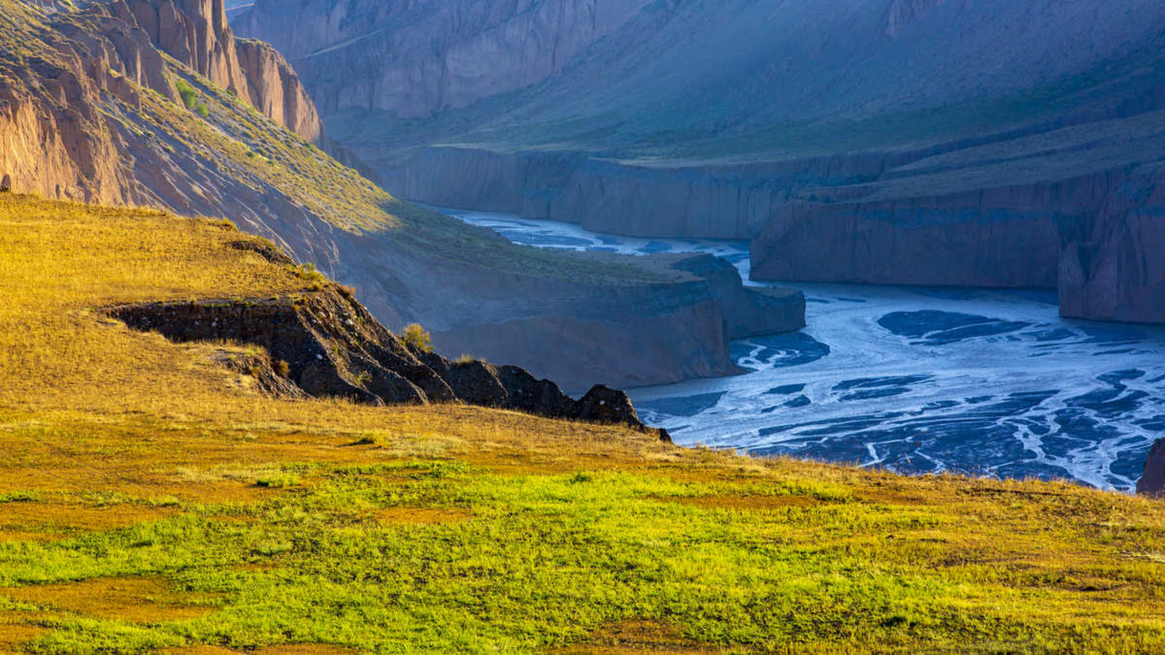 安集海大峡谷的美,让人觉得震撼#旅行# #旅游# #暖冬好物大赏