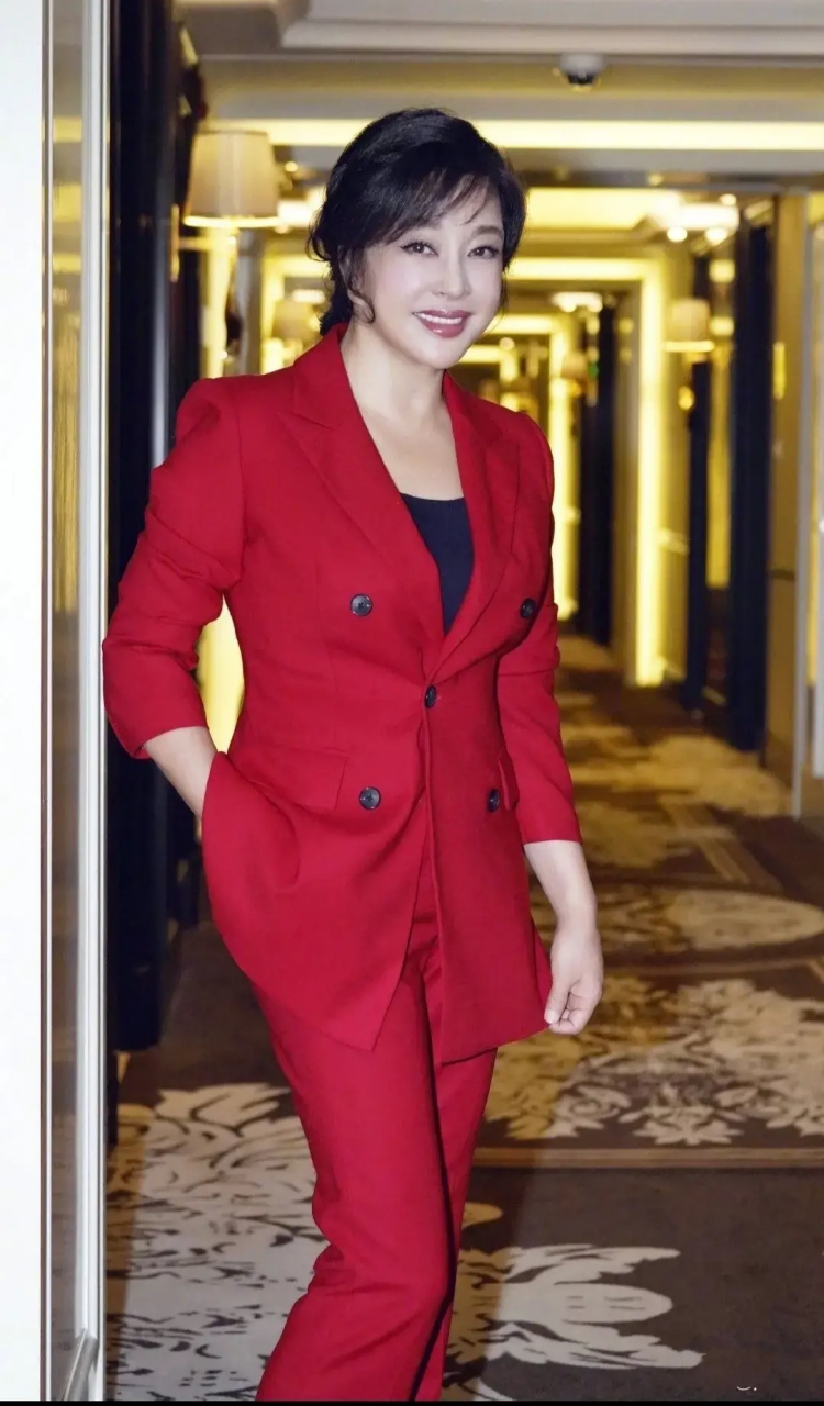 刘晓庆穿这套红色的西装,显得格外年轻漂亮