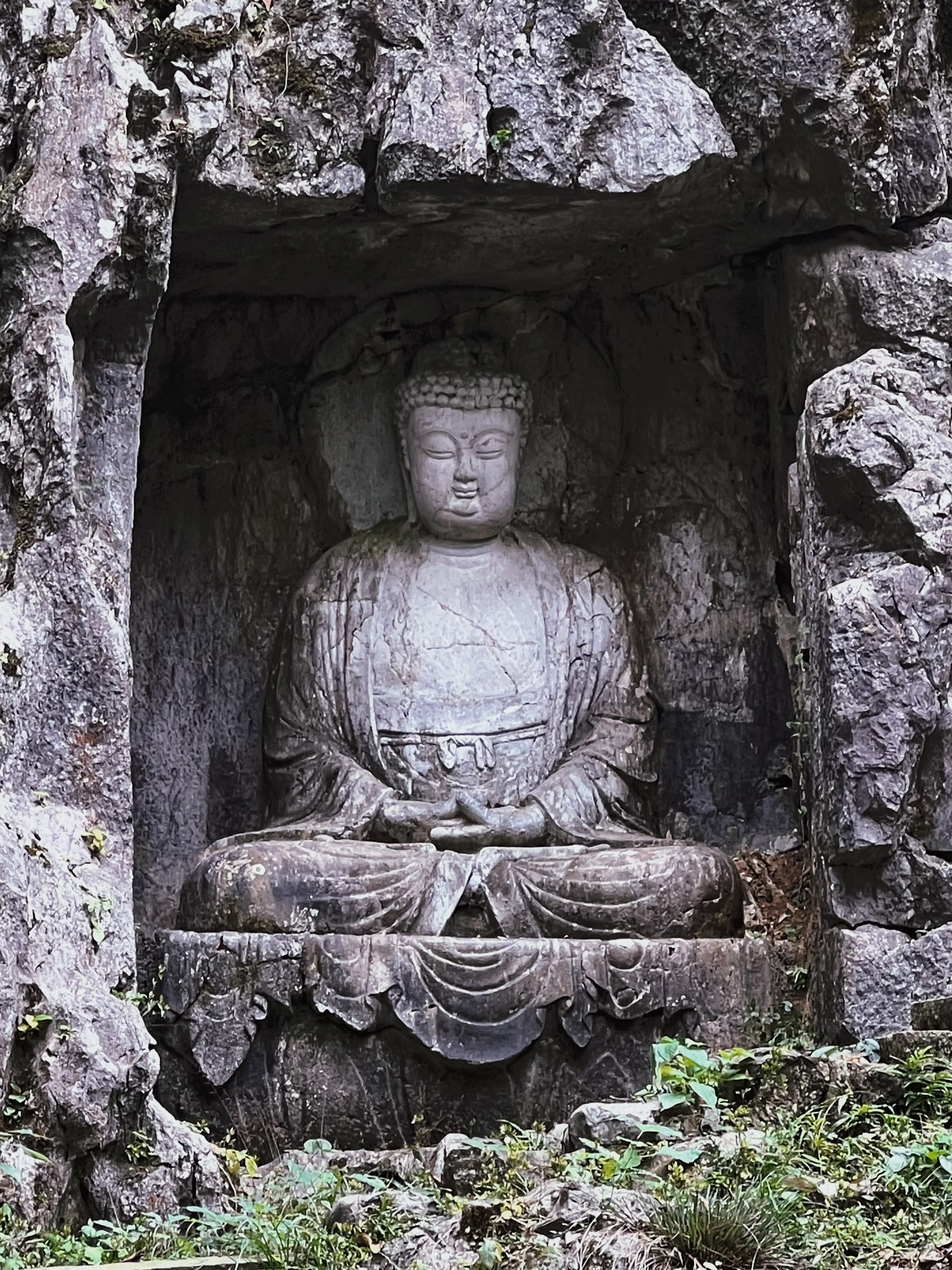 飞来峰又名灵鹫峰,山高168米,与灵隐寺相对,遍布中国五代至元代时期的