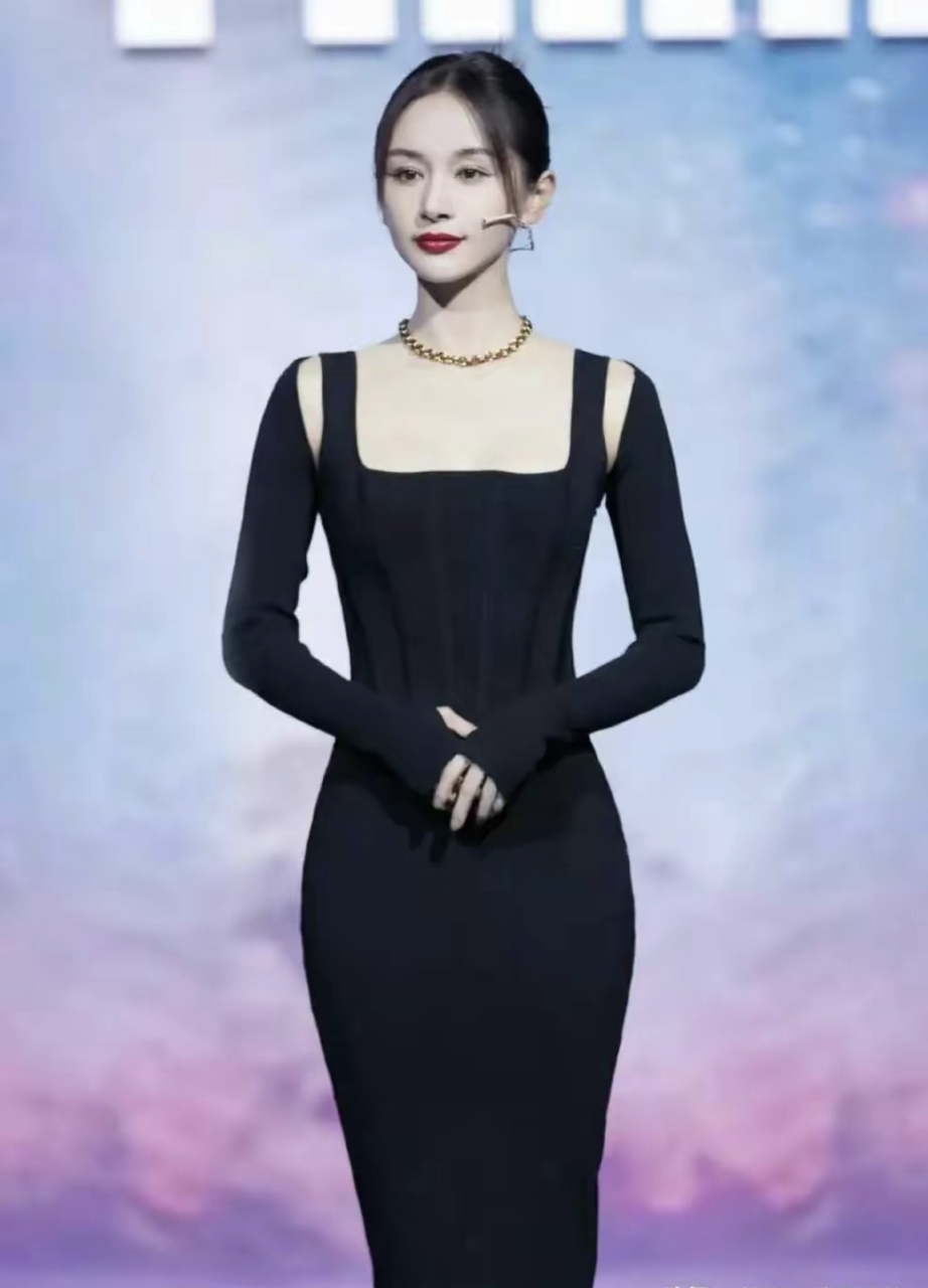 网友:"京圈公主"王子文晒性感美照 ,小秀香肩韵味十足,爱了爱了