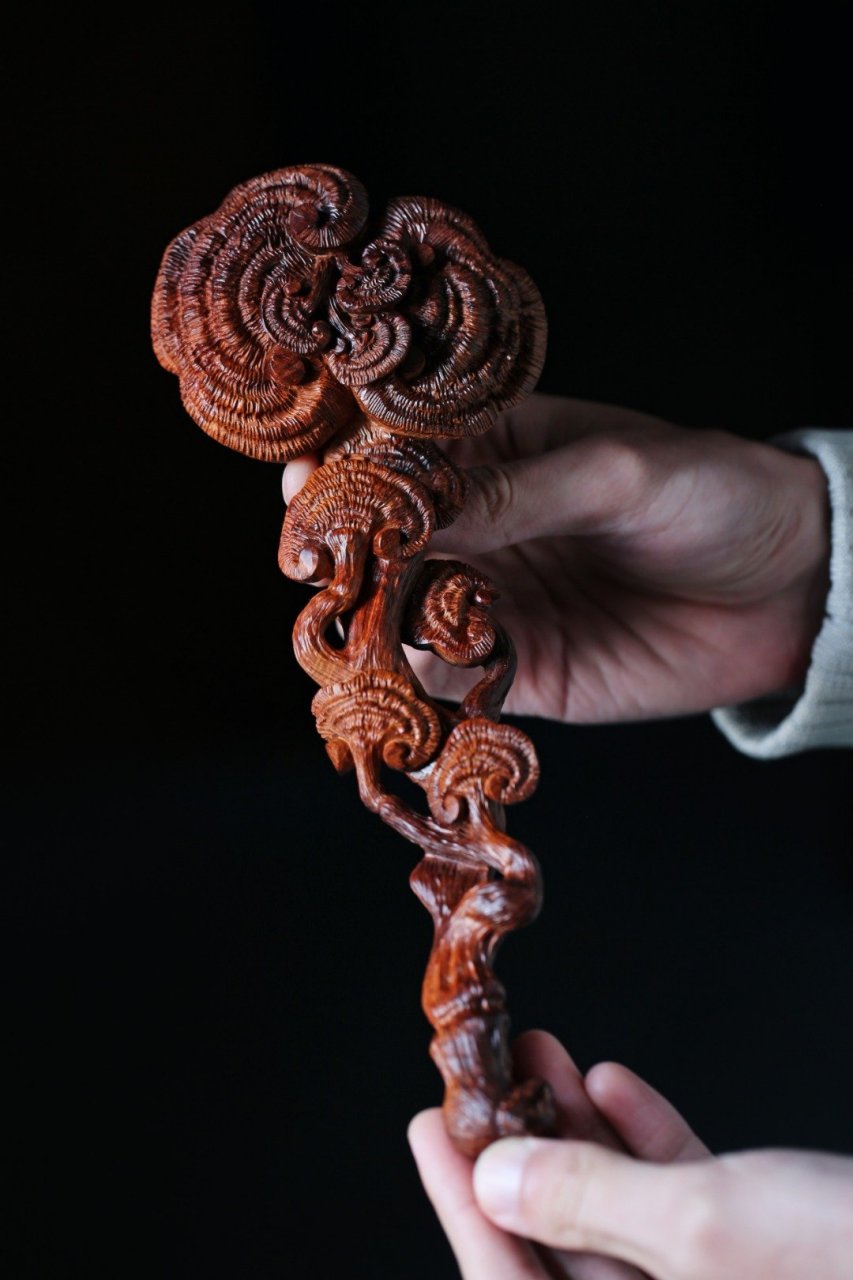 海黄【灵芝如意】摆件  首制灵芝,纹理叠错, 数朵灵芝宛曲绕柄, 寓意