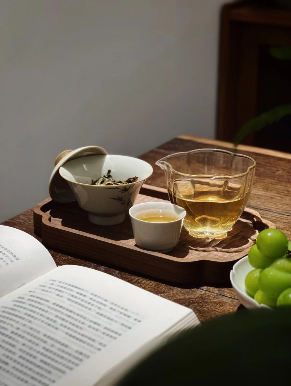 在这个纷繁的世界里,有时,一杯茶,一本书,一首歌,就是最好的陪伴.