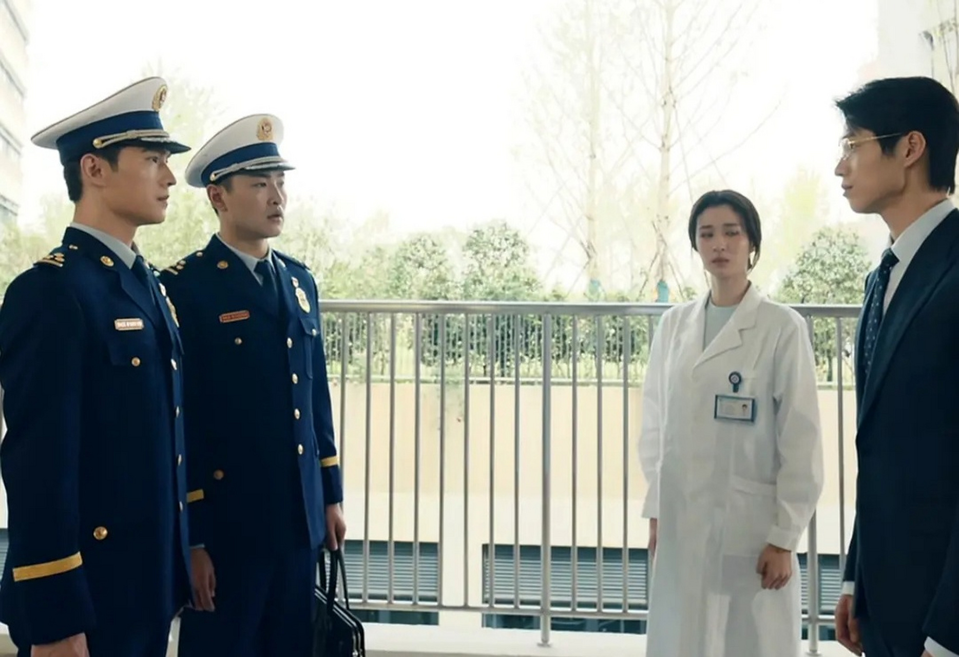 第一张看脸,杨洋碾压魏大勋,第二张看身材气质,魏大勋碾压杨洋