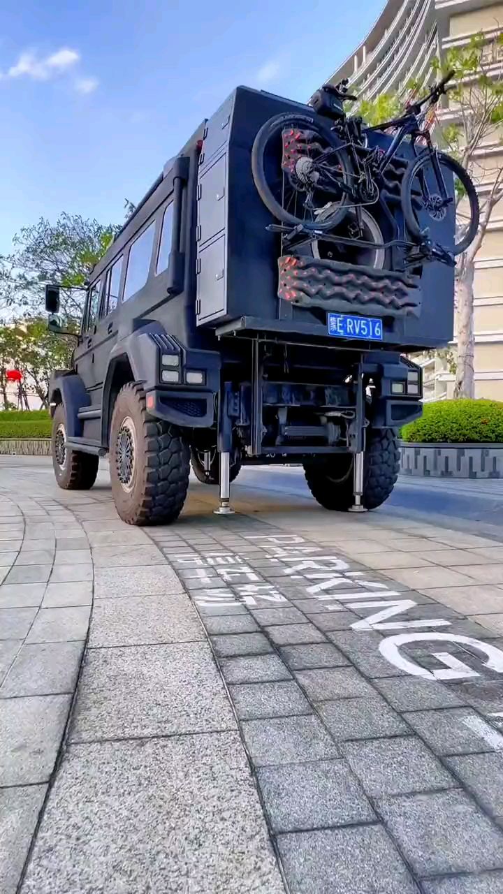 奔驰乌尼莫克黑金刚越野房车房车展示