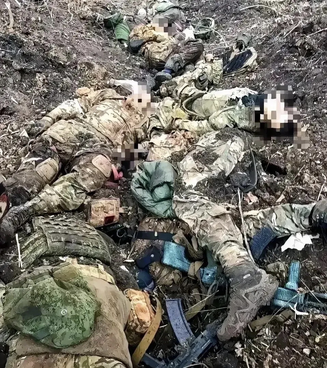 2023年7月,俄乌战场成为了一片哀伤的土地,几名乌克兰士兵倒在地上