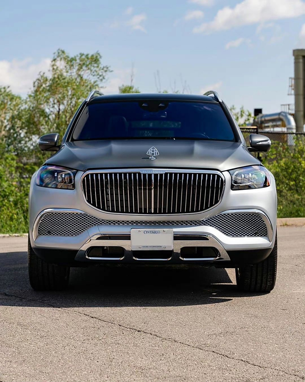 迈巴赫gls600双拼色,定位中大型suv,竞争对手路虎揽胜,宝马x7,宾利