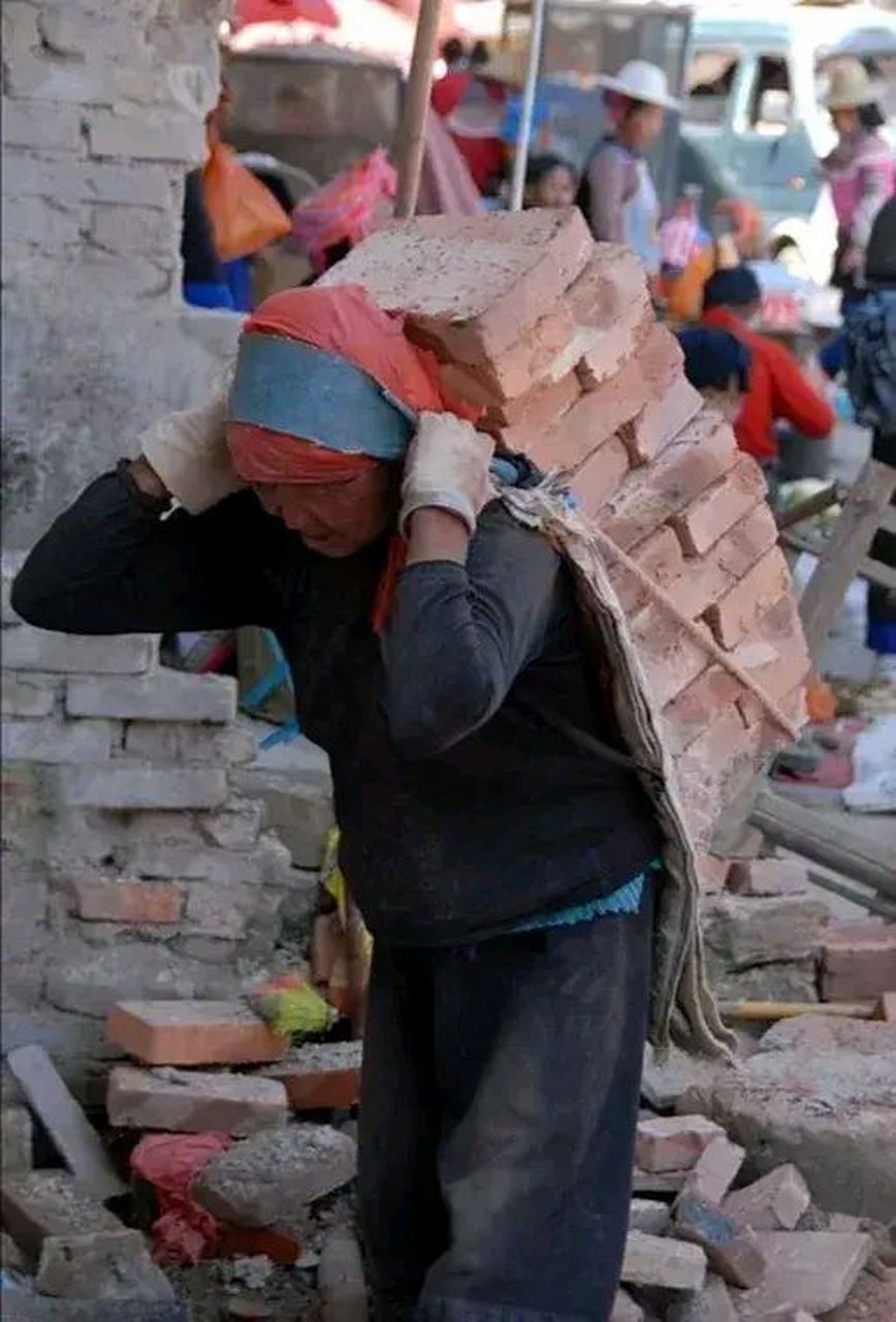 这才是最底层老百姓的真实生活, 少谈些民族复兴,多关注下民生才是