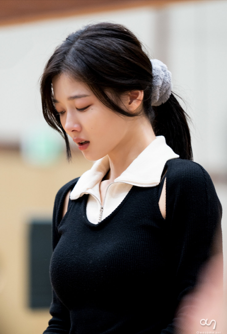 67侧脸看像哭的样子,很不开心,伤心无助!