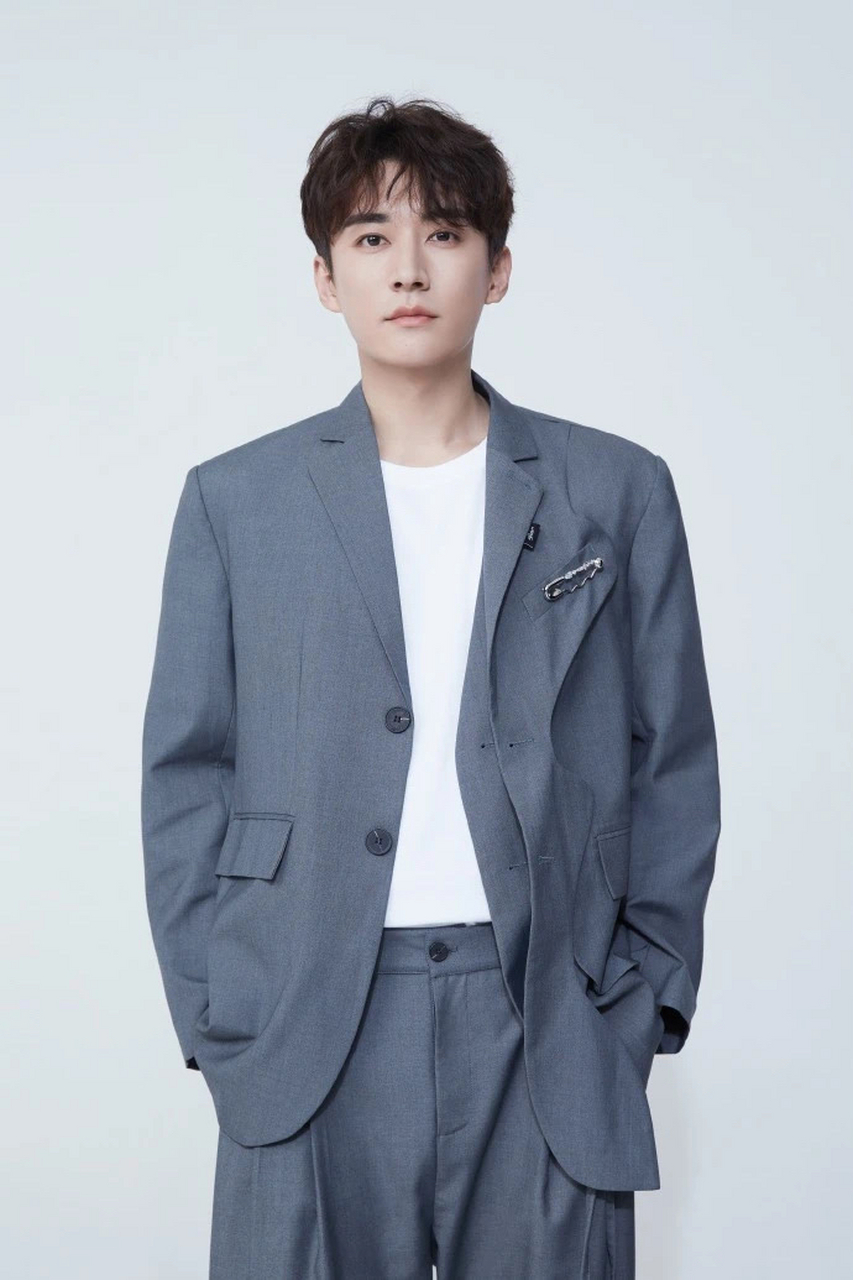 刘学义跟唐嫣合作的古装剧仍在紧张拍摄当中,戏份剩余不多,这个月就能