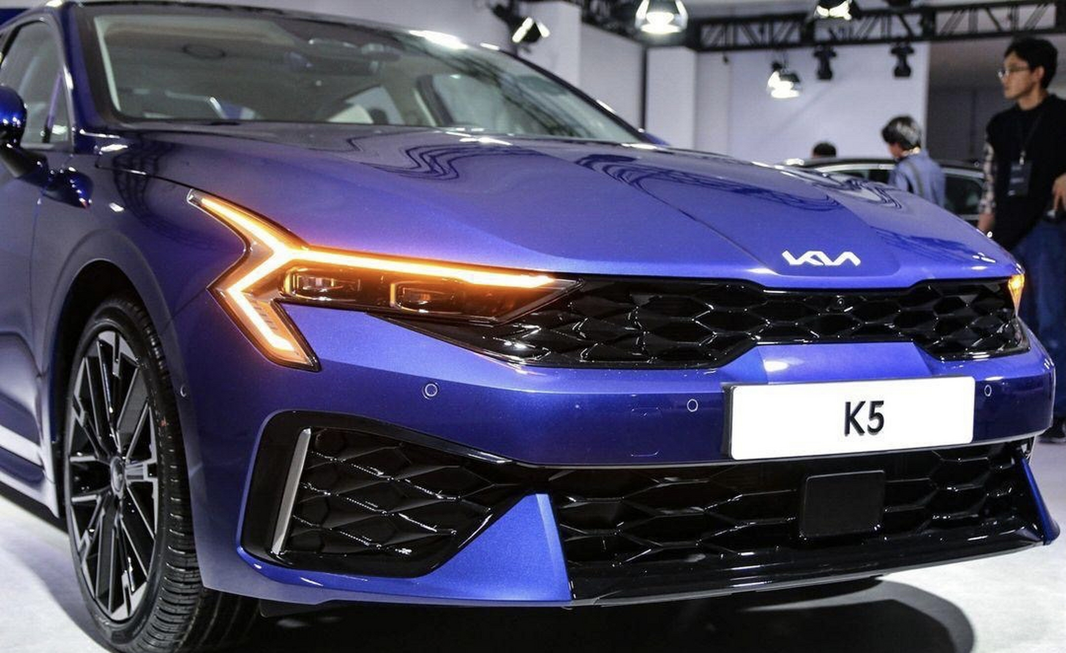 新款起亚k5实车亮相,前脸造型更加犀利,搭载混合动力!