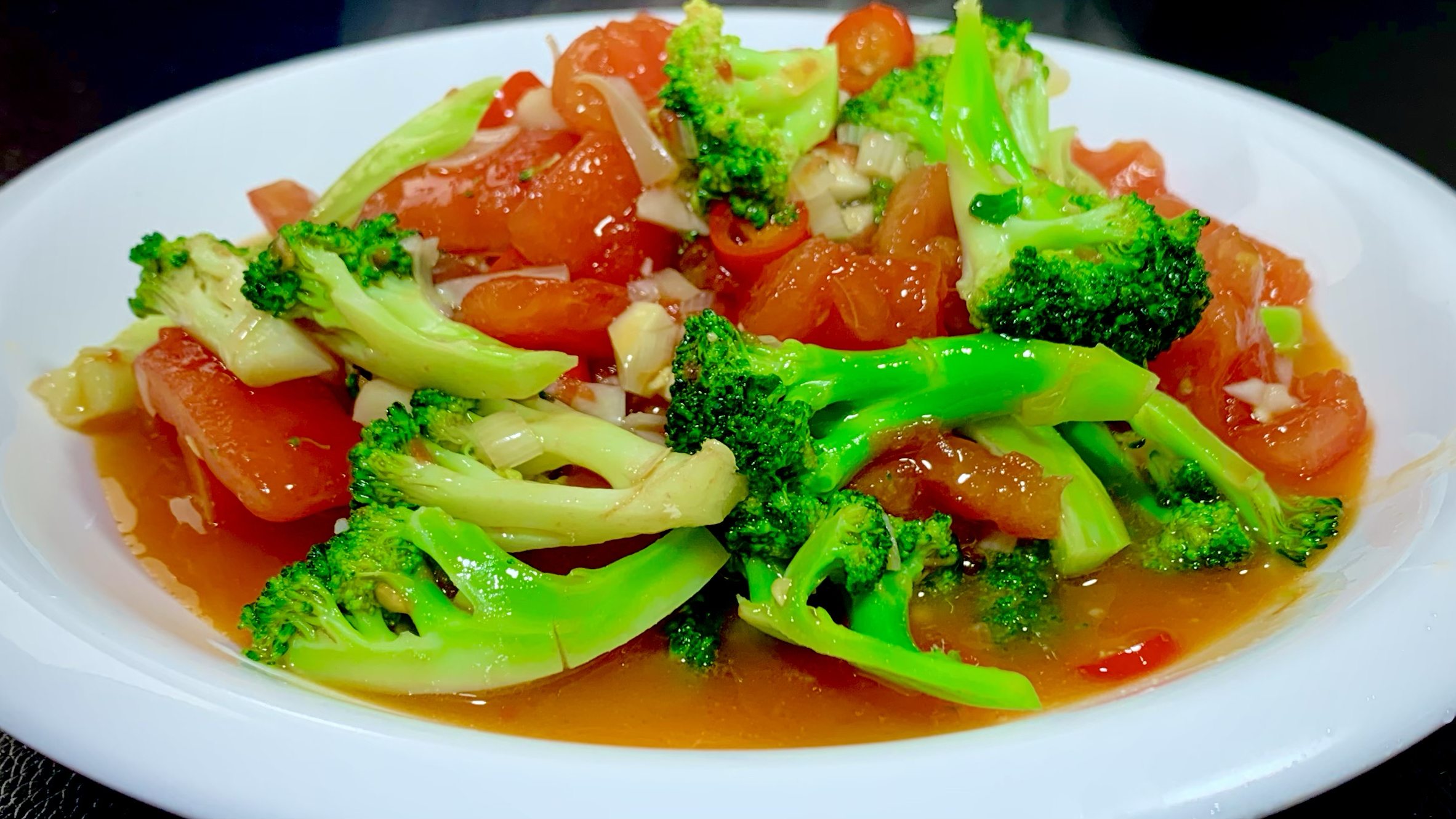 西红柿搭配西兰花真是绝配，多做两步，营养丰富又好吃，太美味了