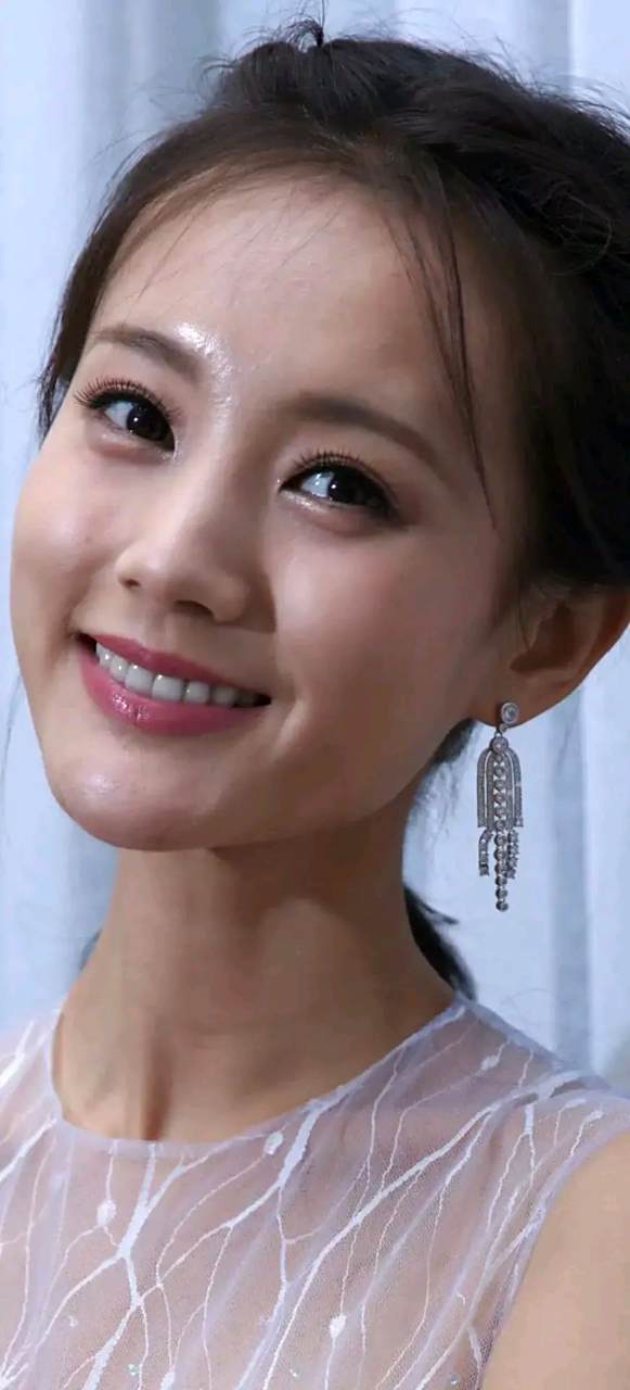 李一桐的素颜照,感觉和我二十多岁的皮肤状态差不多.