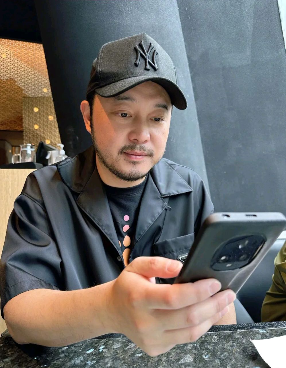 沙溢晒一家四口生活照,两个儿子变胖了,沙溢变大叔,只有胡可还是