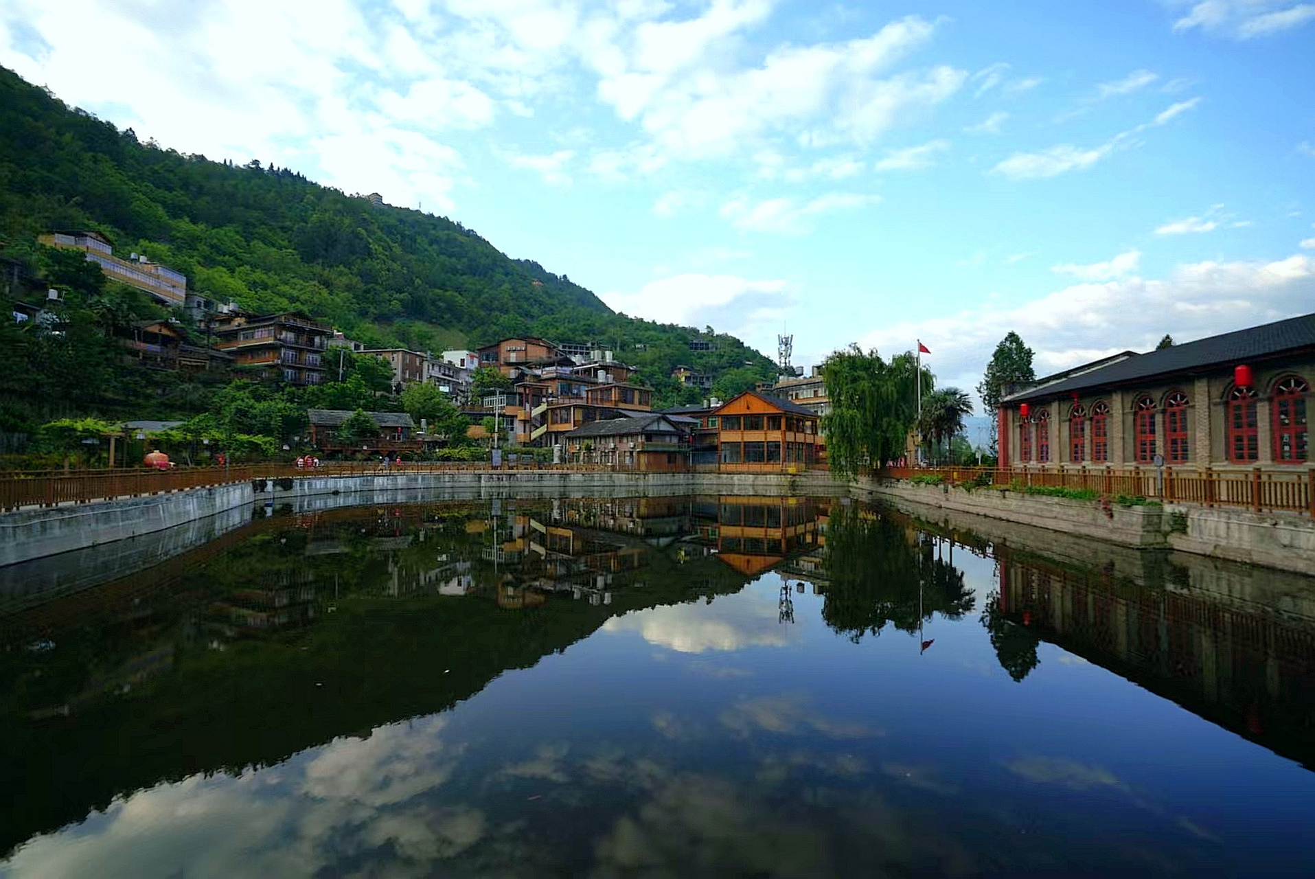 丙中洛镇为云南省怒江傈僳族自治州贡山独龙族怒族自治县辖镇,位于