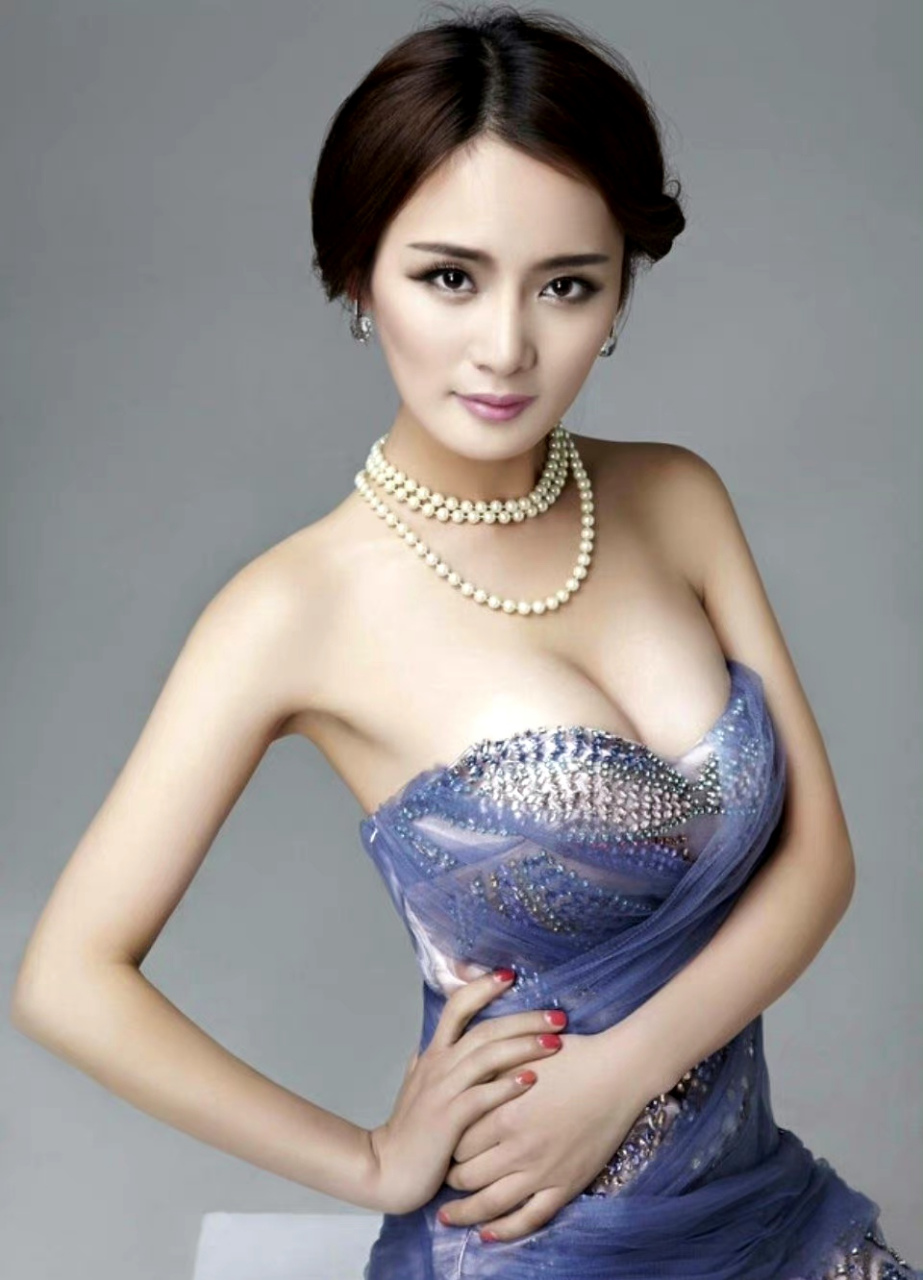 黎丹 有认识的吗?  我刚看到还以为是杨幂呢