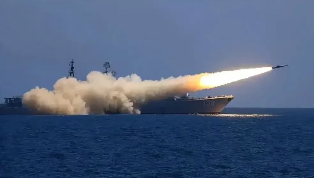 黑海惊现导弹轰炸:俄罗斯对15艘商船开火,背后的真相是什么?