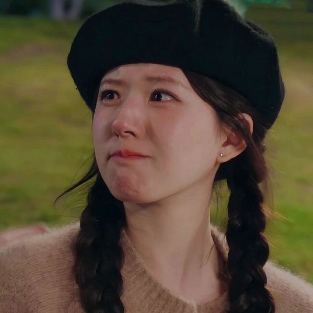 赵露思陈哲远的情侣头像,陈哲远抿着嘴笑,赵露思抿着嘴哭,两个人好