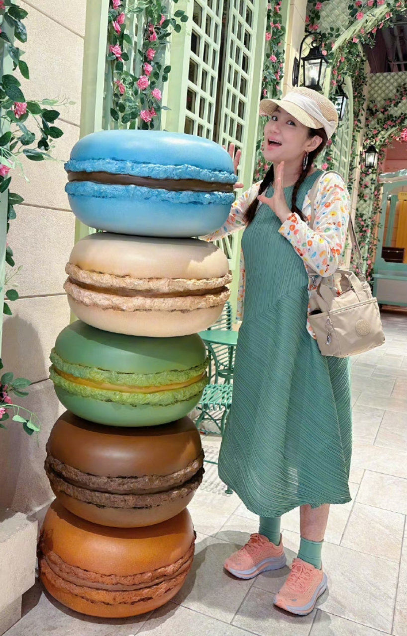 任家萱selina挺孕肚去度假,孕期长胖很明显,脚脖子都变粗了,但看起来