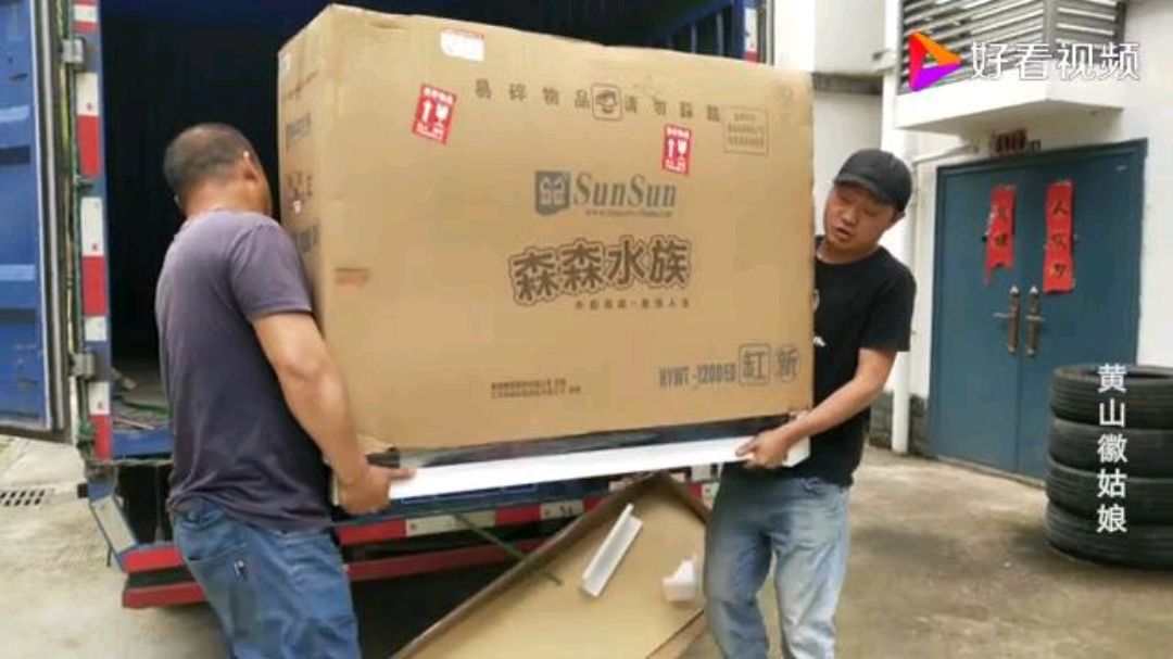 钓鱼小伙花2000多买了鱼缸,用大货车装回家,媳妇抱怨他乱花钱