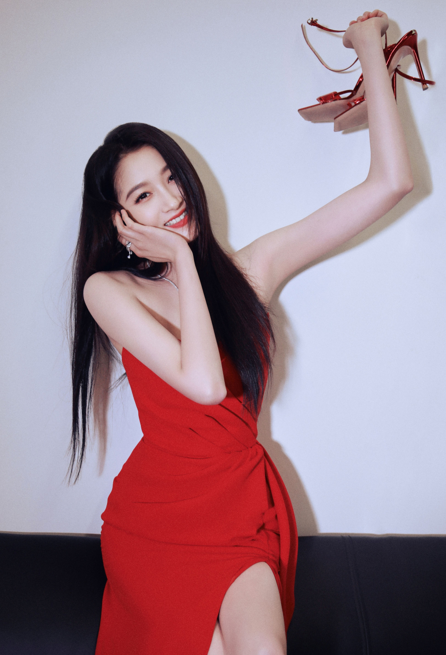 关晓彤越来越美了,一袭红色抹胸长裙,搭配长发,温柔性感,娇艳妩媚!