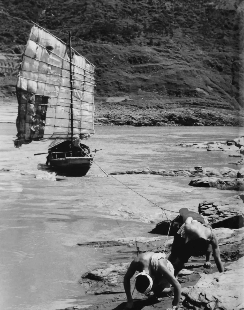 【新年,忆念昔日三峡纤夫】 长江三峡险,逆水行舟难