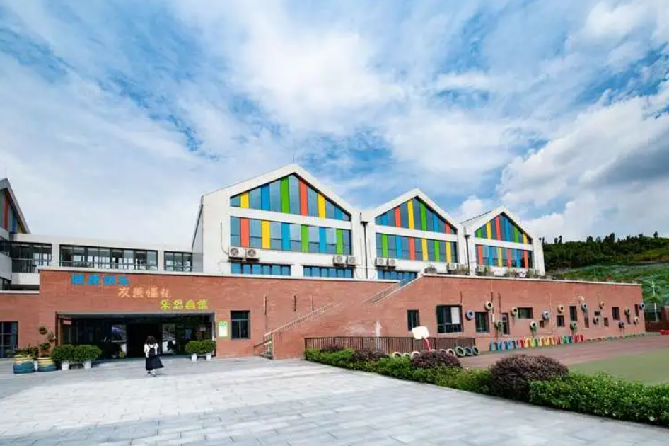 摘要:幼儿园环境创设需要坚守教育性原则,让每一个角落,每一面墙都