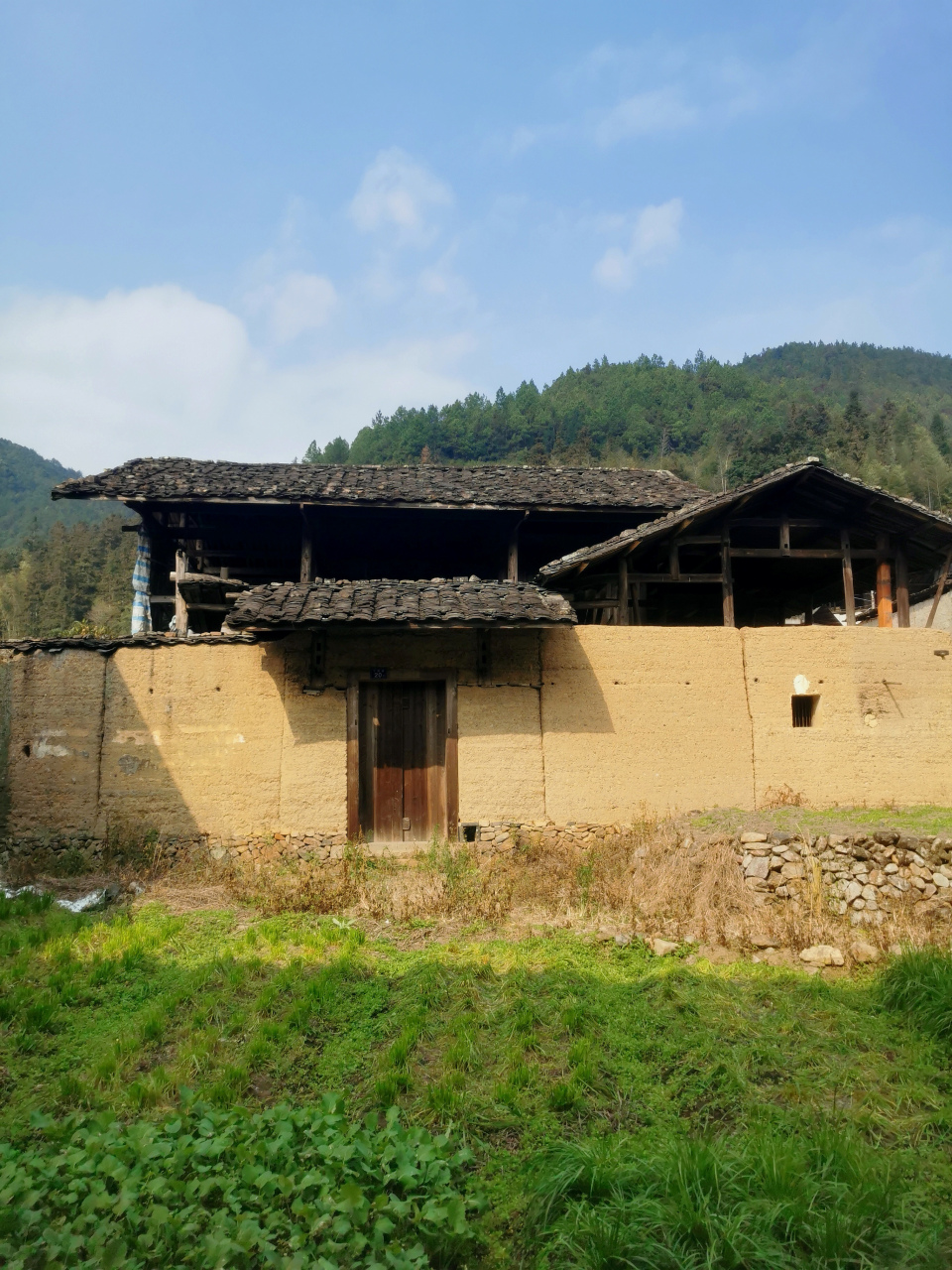 后溪村,原名燕窝里,是一座传统畲族古村落,有600多年历史,位于福建