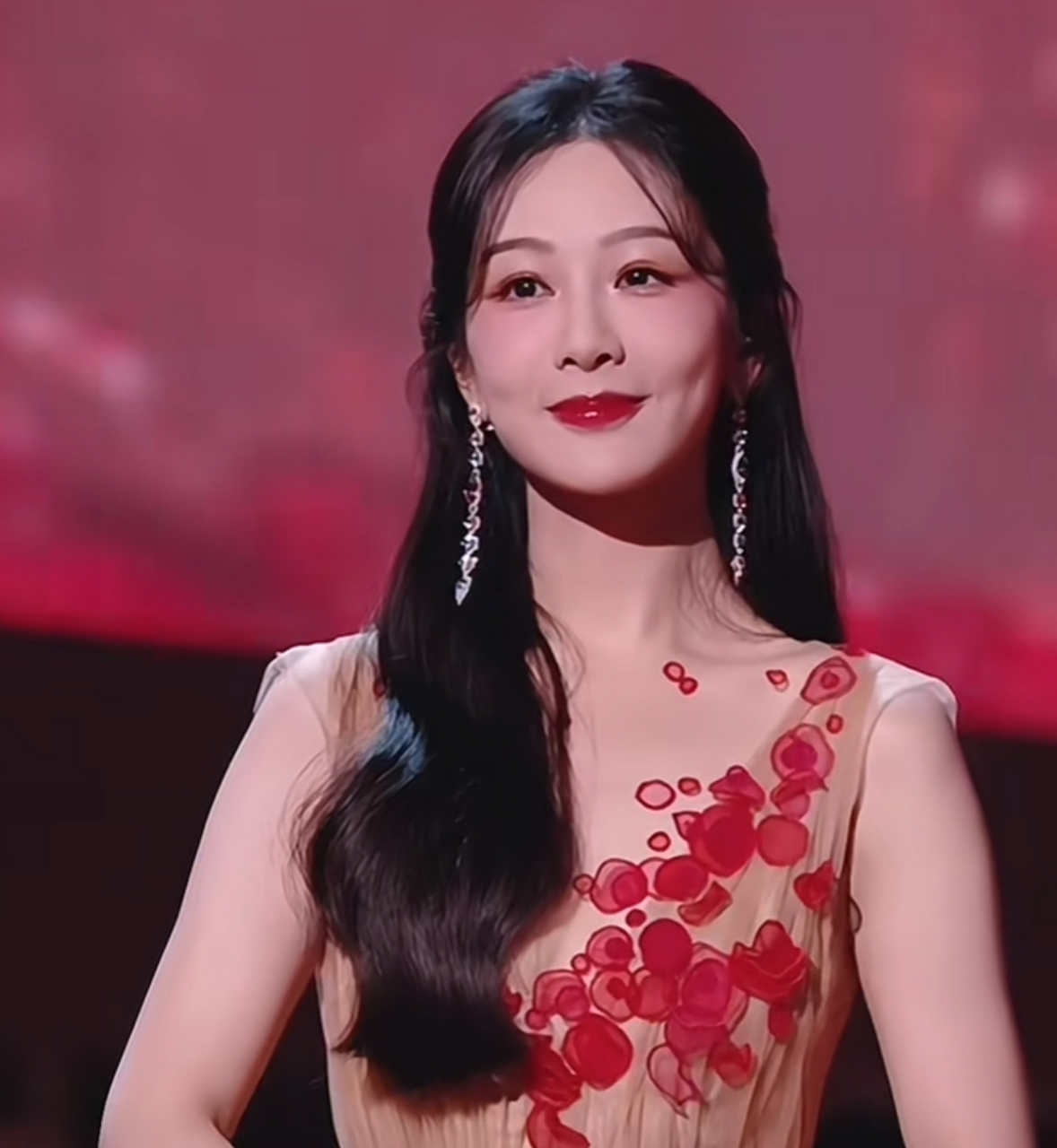 跨年夜演唱会上的的杨紫好美啊!