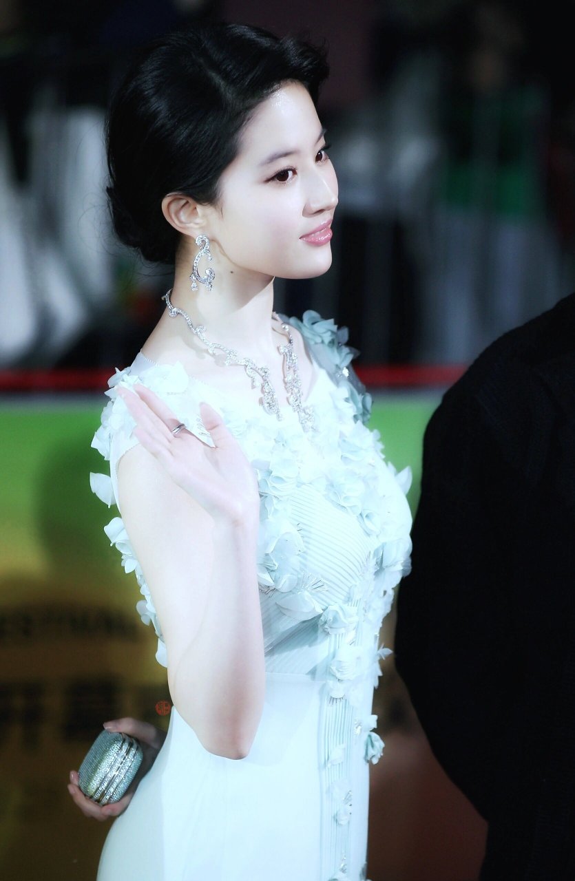 刘亦菲翡翠绿的优雅,尽显东方韵味  在这个繁华的世界里,有一种颜色