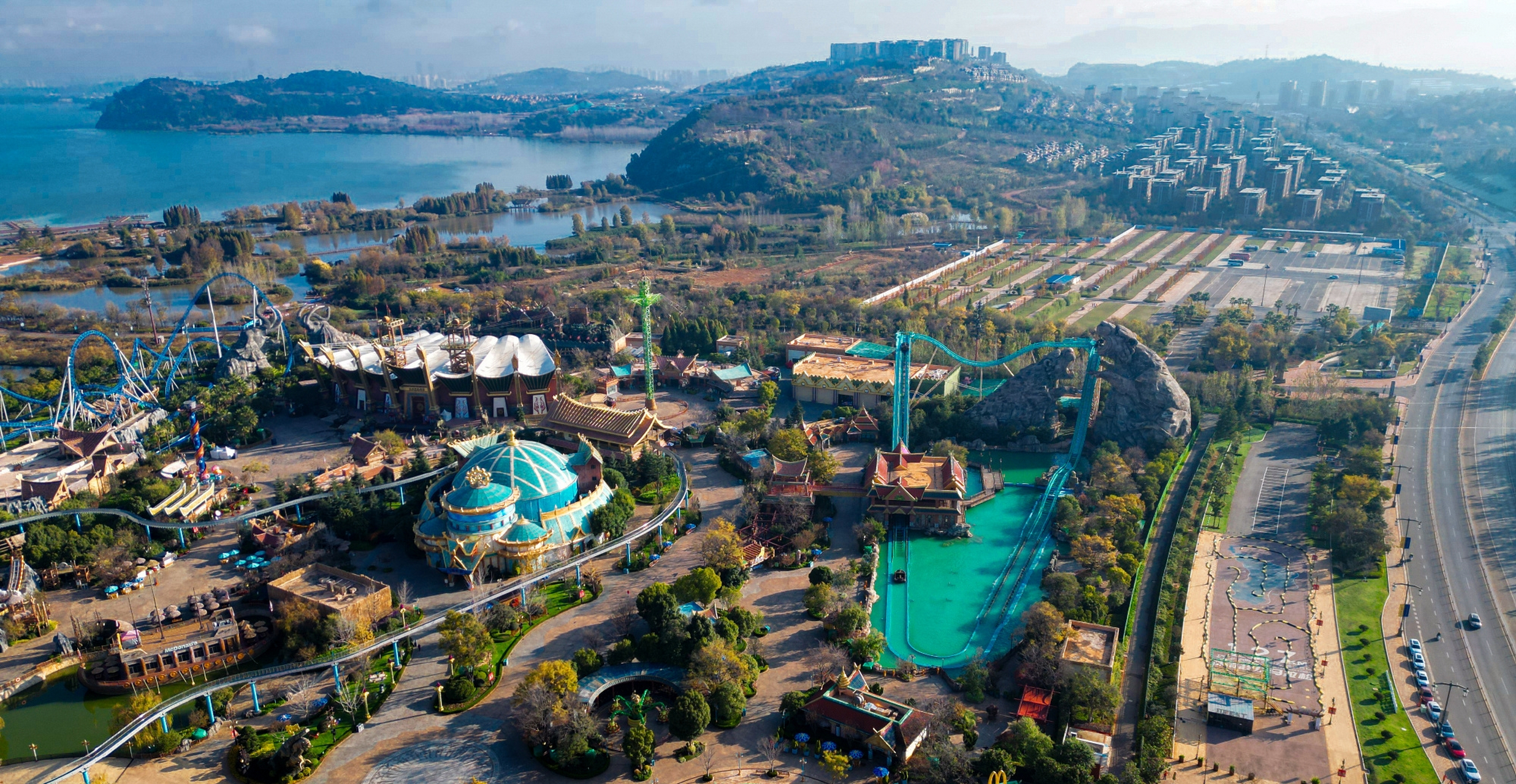 再次来到七彩云南·欢乐世界 坐落在滇池旁的游乐园很浪漫 远远就可以