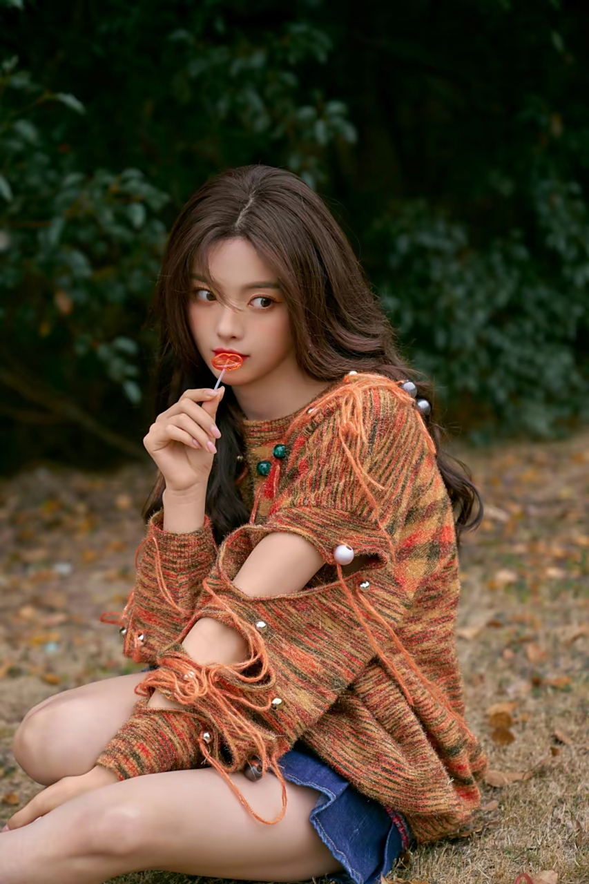 "元气少女"杨超越,一件橘色镂空毛衣,搭配牛仔短裙,充满自信和活力.