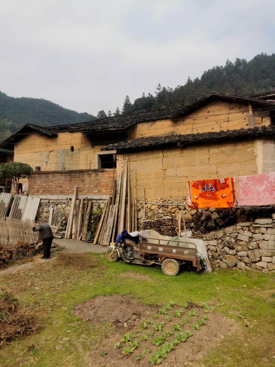 后溪村,原名燕窝里,是一座传统畲族古村落,有600多年历史,位于福建