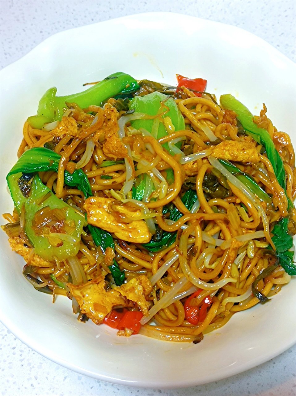 炒面   巨巨巨.巨好吃 材料:葱 面条  酸菜 鸡蛋 豆芽 青菜 小米辣 1.