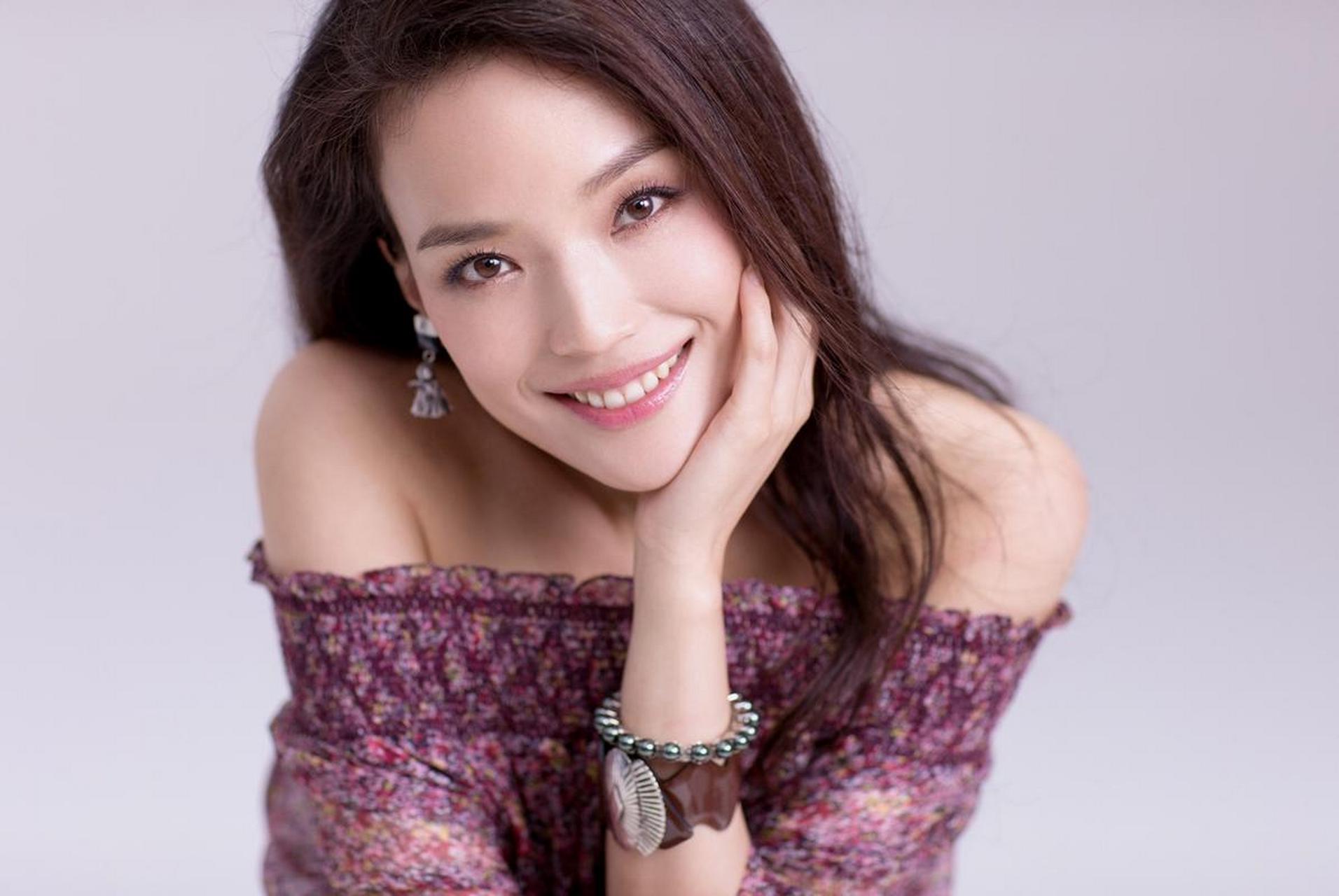 47岁的舒淇展现真人间尤物魅力,她的曲线优美,眼神温柔,微笑迷人,演技