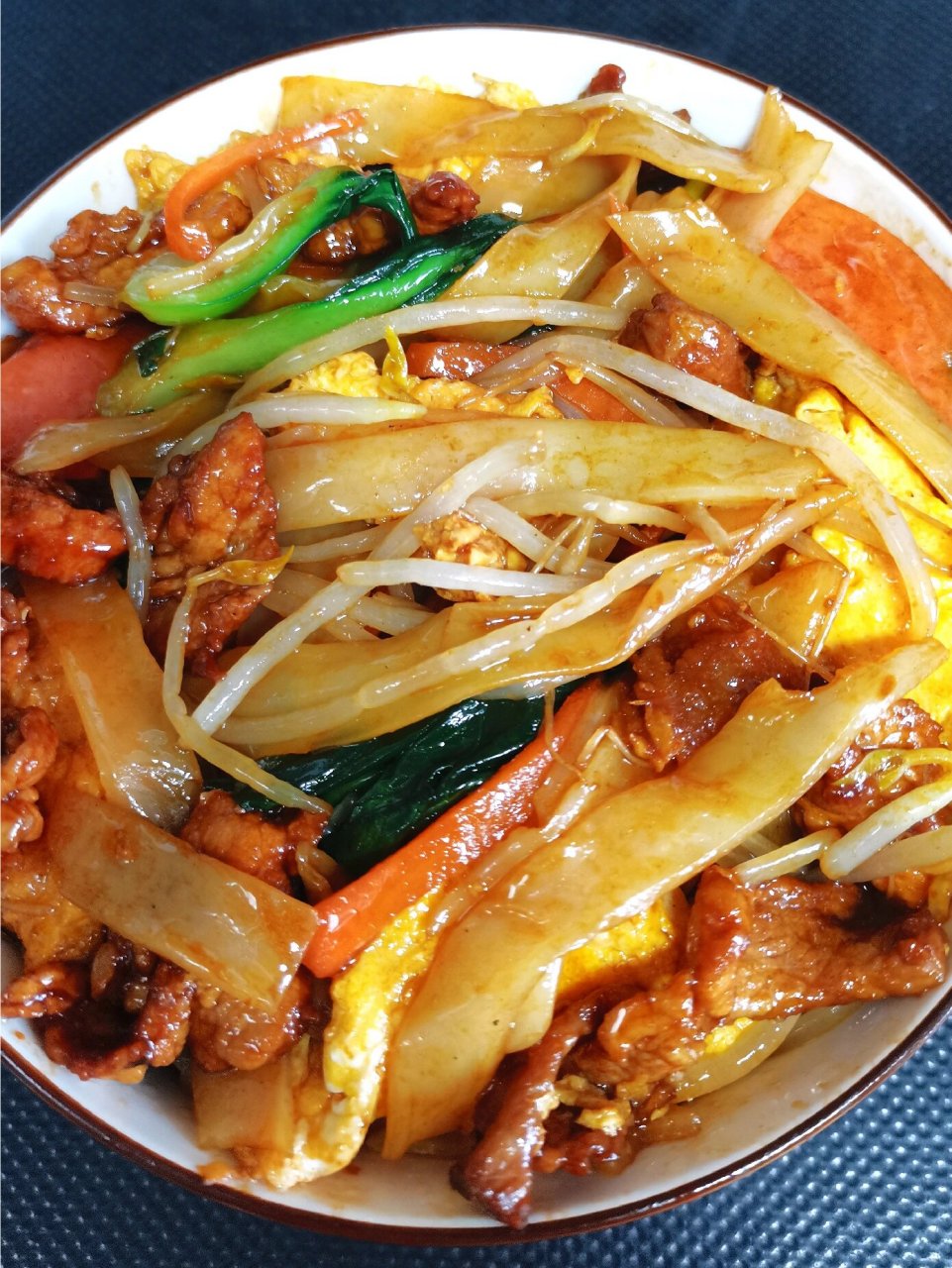 炒河粉 q弹有嚼劲,一出锅满屋飘香 食材:河粉,鸡蛋,火腿肠,豆芽,胡