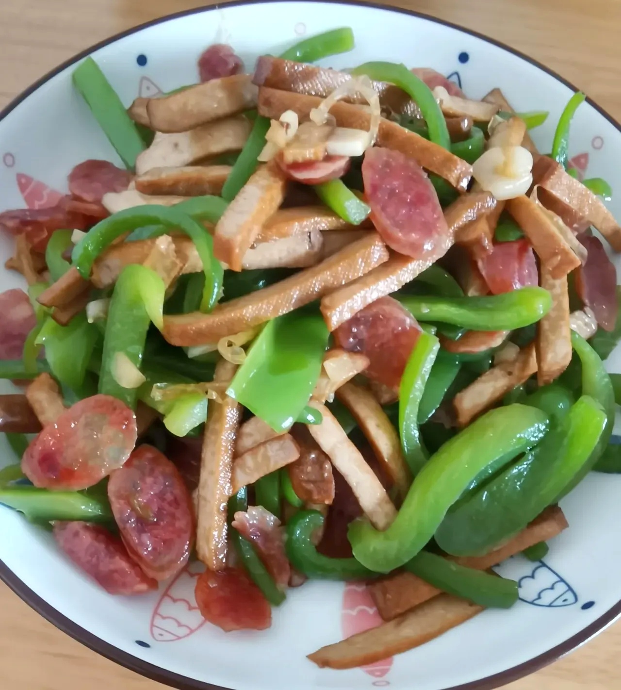 中午就做了一道青椒炒腊肉豆干一大盘