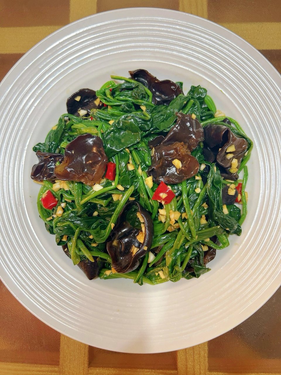 菠菜拌木耳 食材:菠菜,木耳,小米辣,蒜末 做法: 1️⃣菠菜,木耳