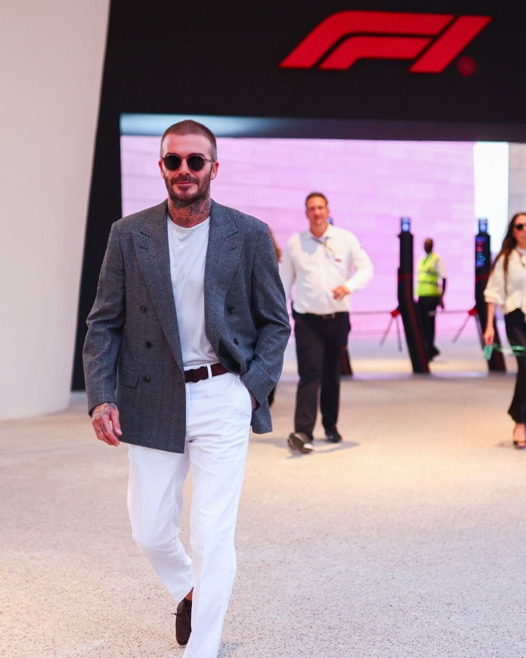 贝克汉姆这身威尔士亲王格戗驳领双排扣单西内搭小白t下单白色西裤的