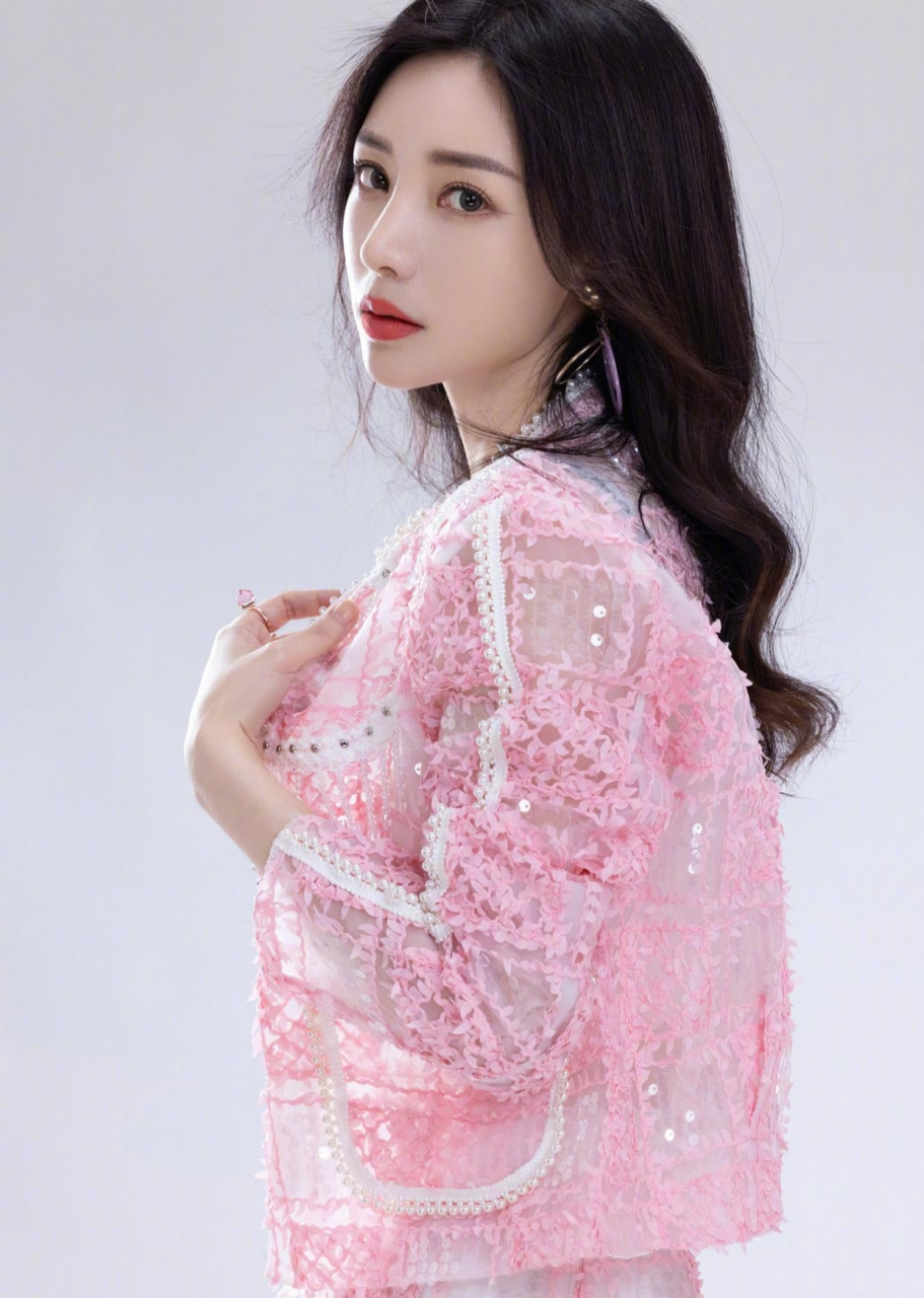柳岩一身粉色穿搭,清新俏丽,温柔甜美,简直美翻了!