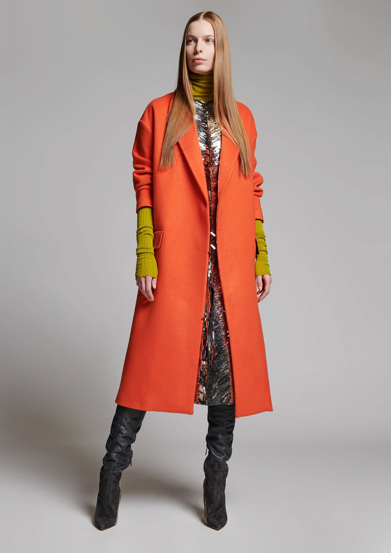 橘色短大衣可以搭配豆绿色长裤,配一双棕色鞋子,棕色包包和棕色内搭与