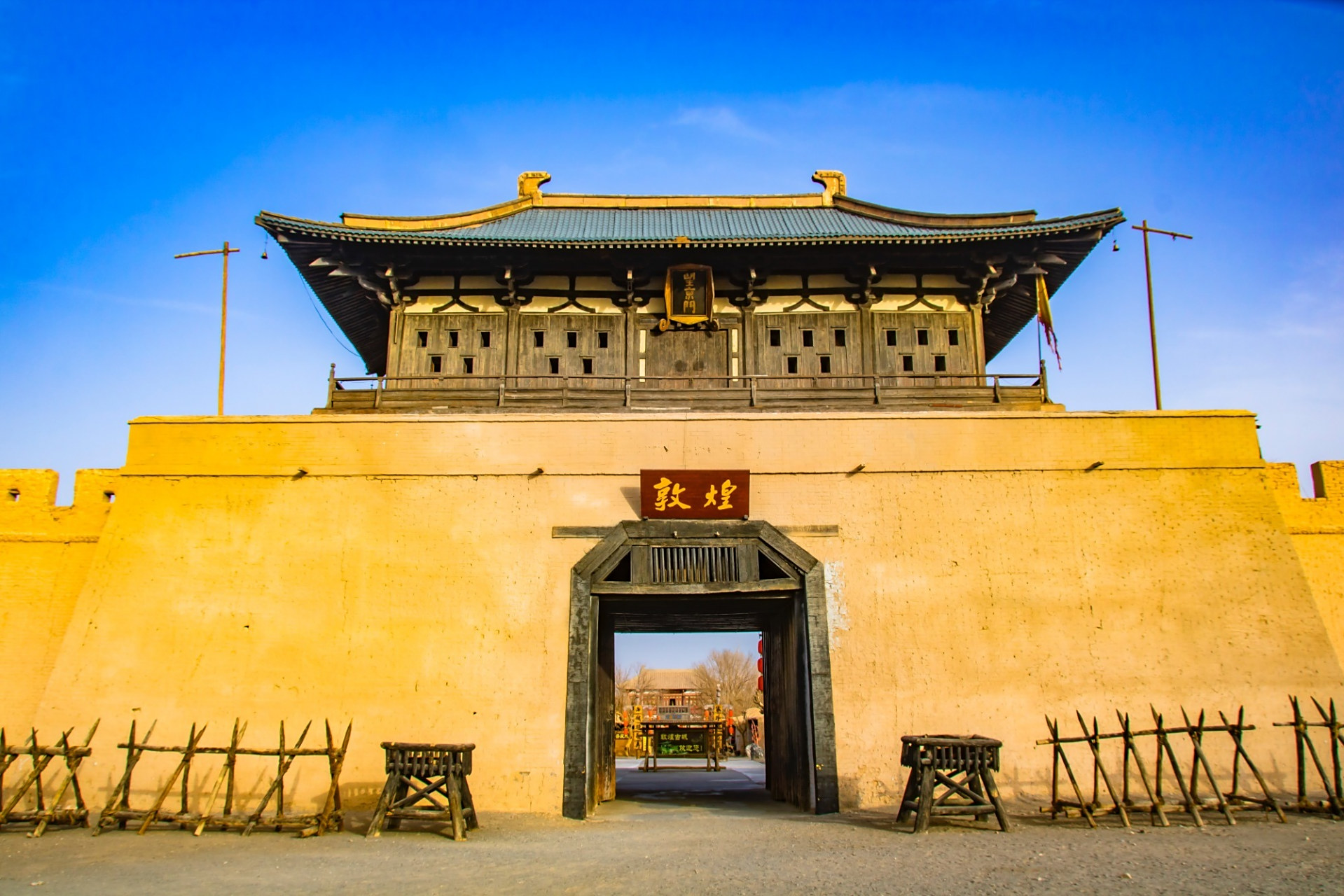 敦煌是丝绸之路的节点城市,拥有厚重的历史和文化.