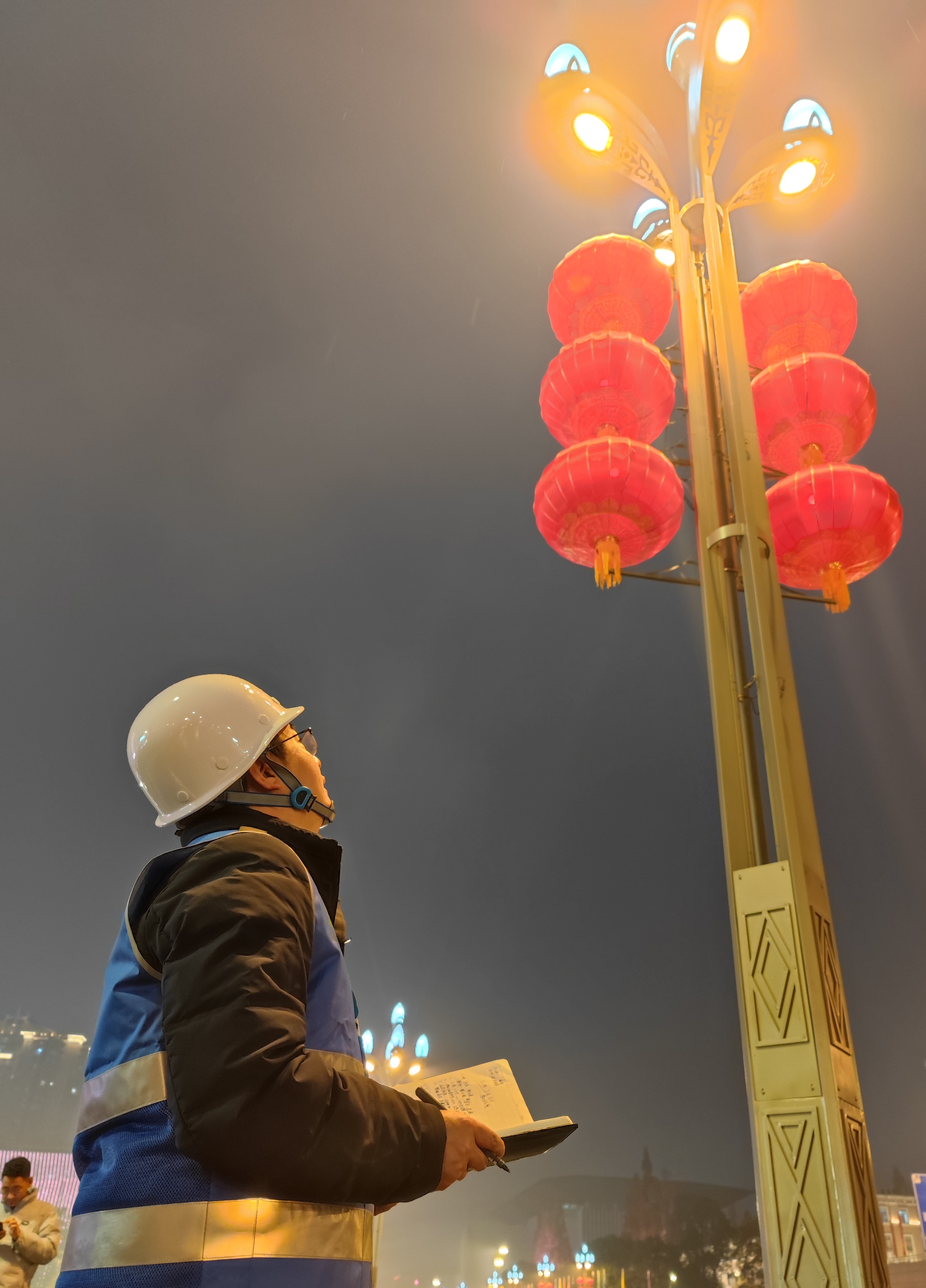 "蓉城掌灯人":守护璀璨夜景 照靓这座城市的美好