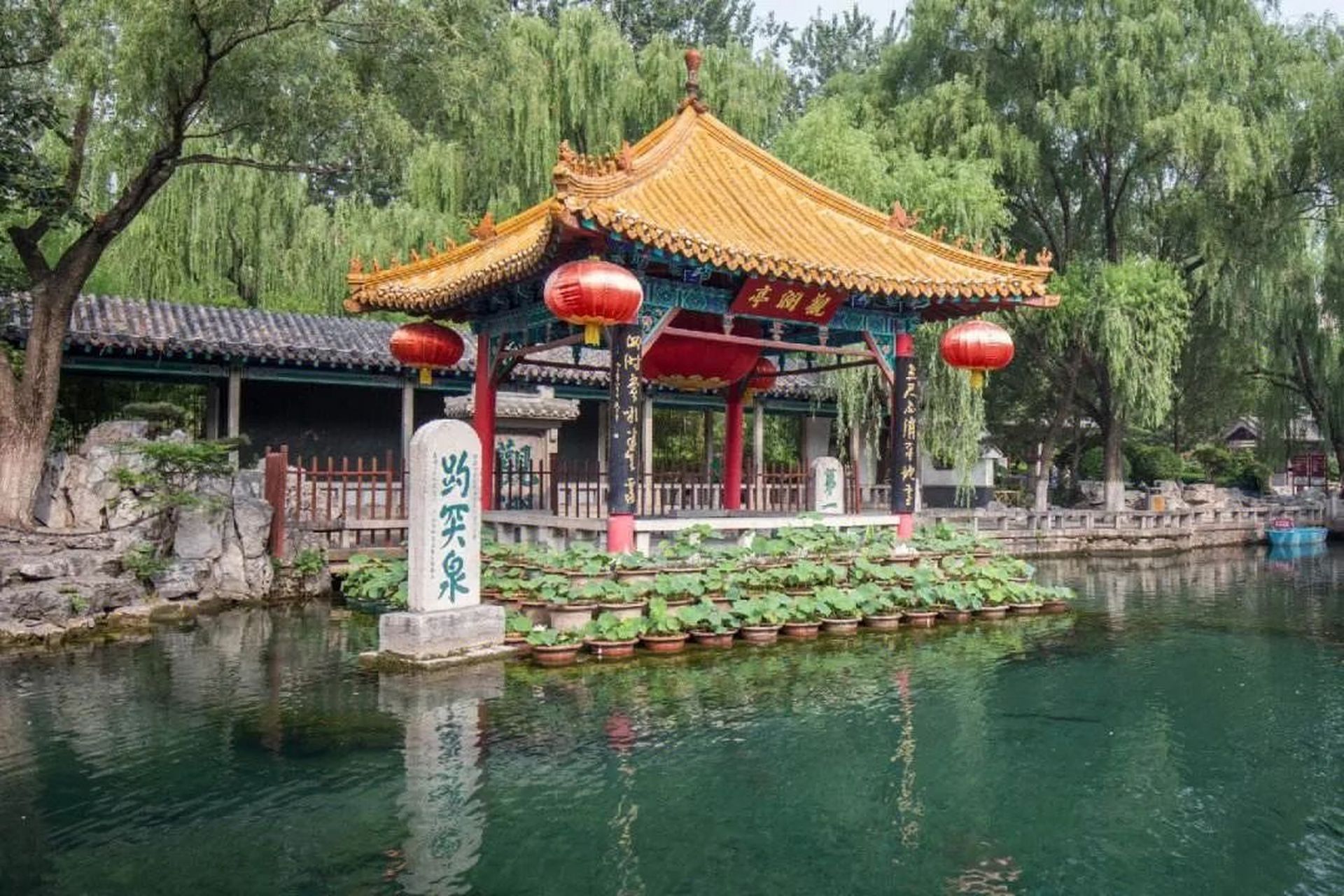 趵突泉是济南三大名胜之一,位于山东省济南市历下区,是济南七十二名泉