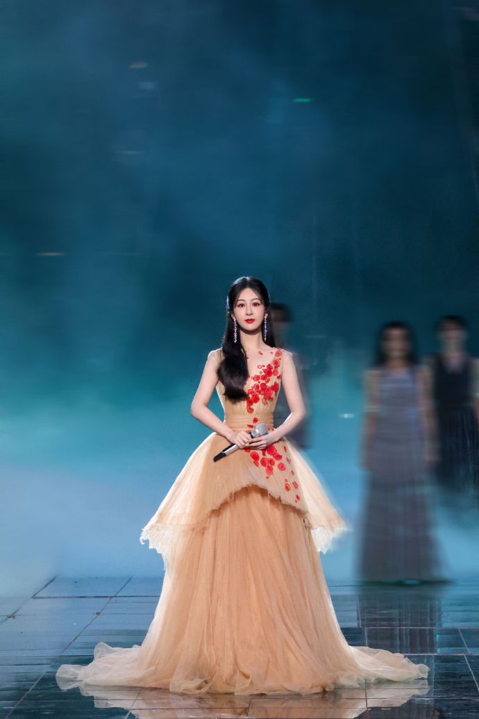杨紫美艳登场!一款仙气长裙,成湖南卫视跨年晚会上时尚潮流