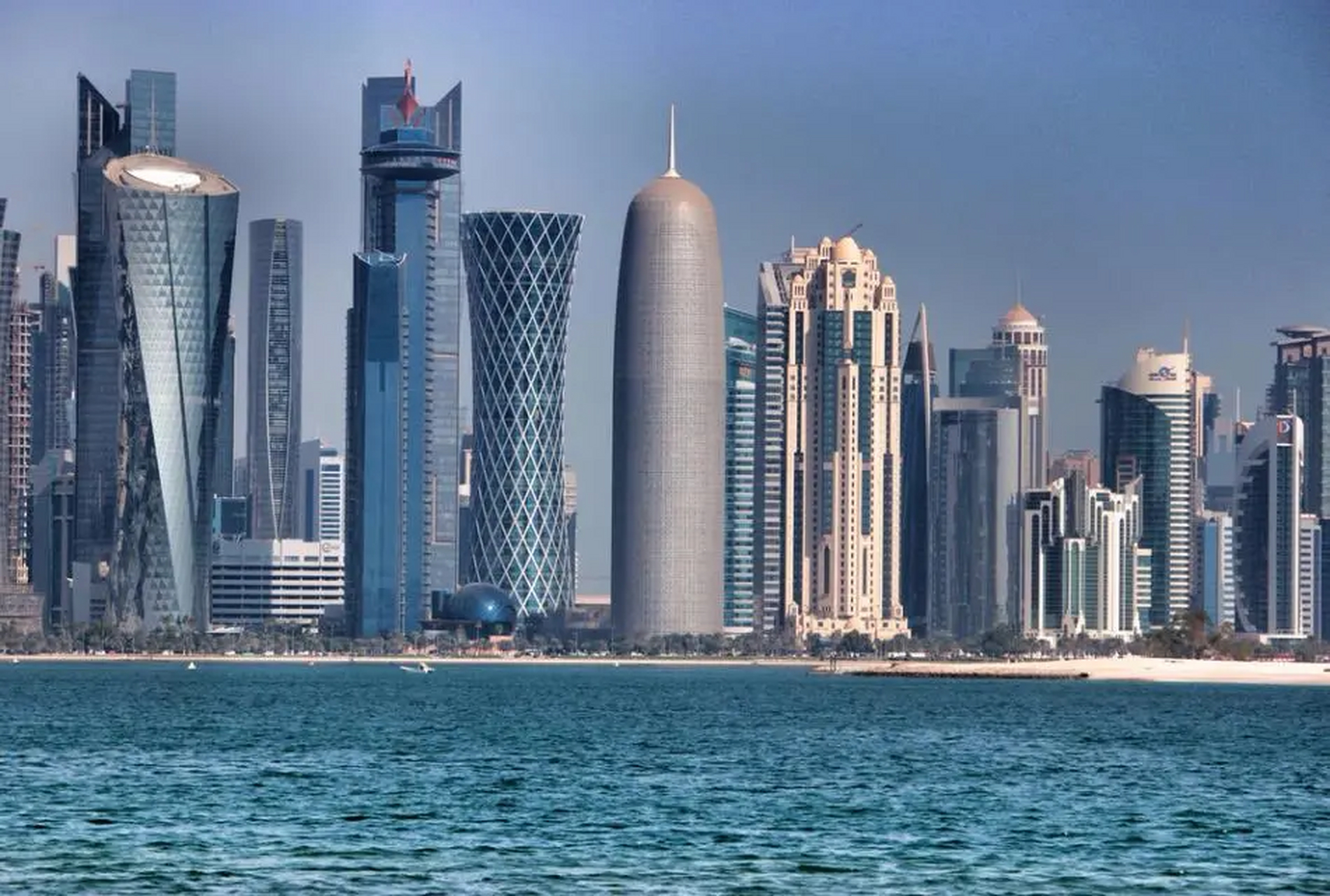 卡塔尔的多哈大厦居然是筒体编织柱结构,顶部为钢结构穹顶,佩服设计师