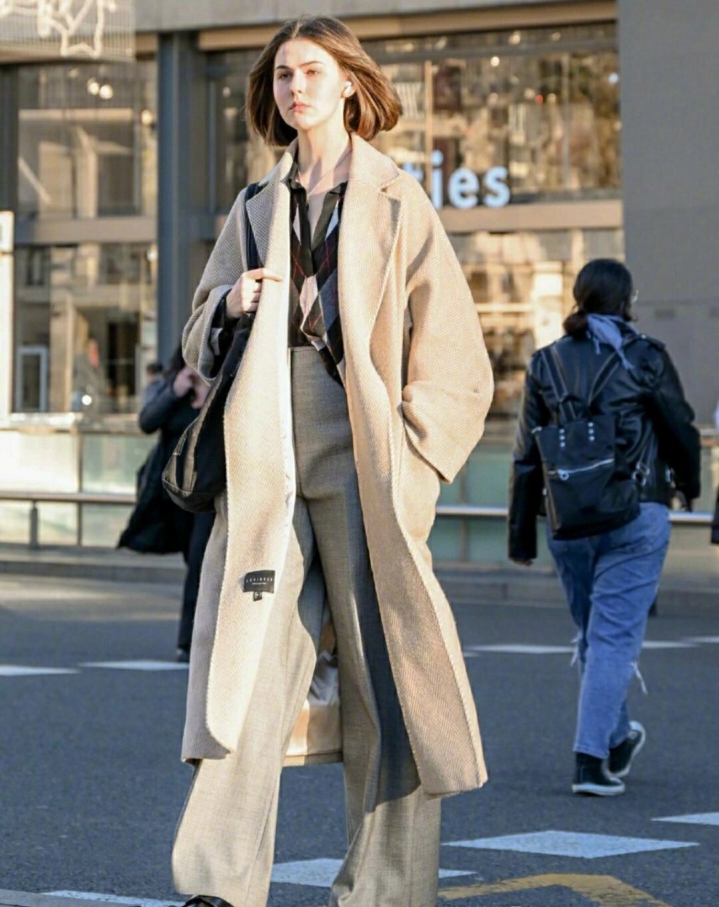 巴塞罗那冬日街拍  更新巴塞罗那冬季街拍风尚:简约随性穿搭风靡,众人