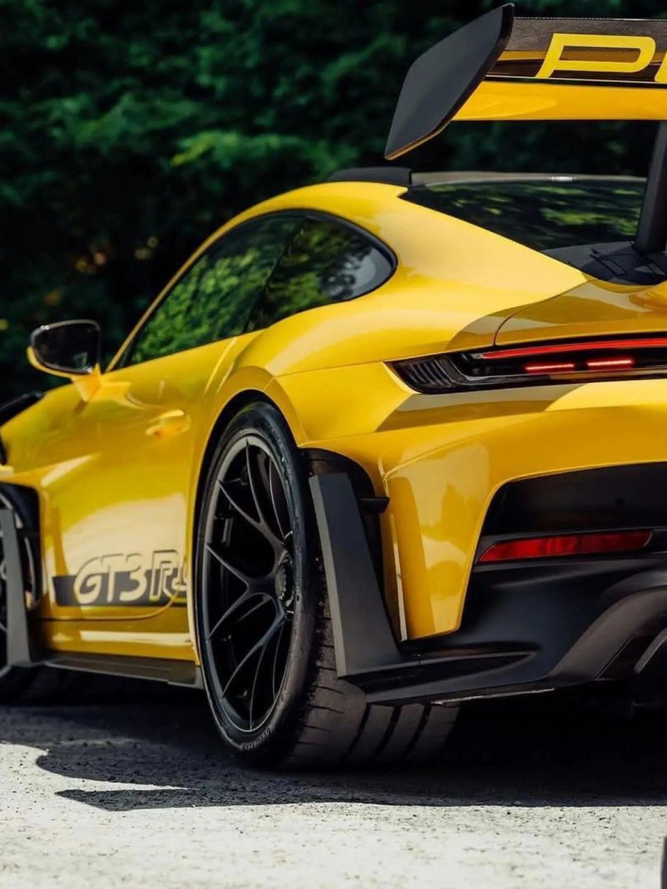 保时捷911gt3rs绝对是众多跑车中的佼佼者.