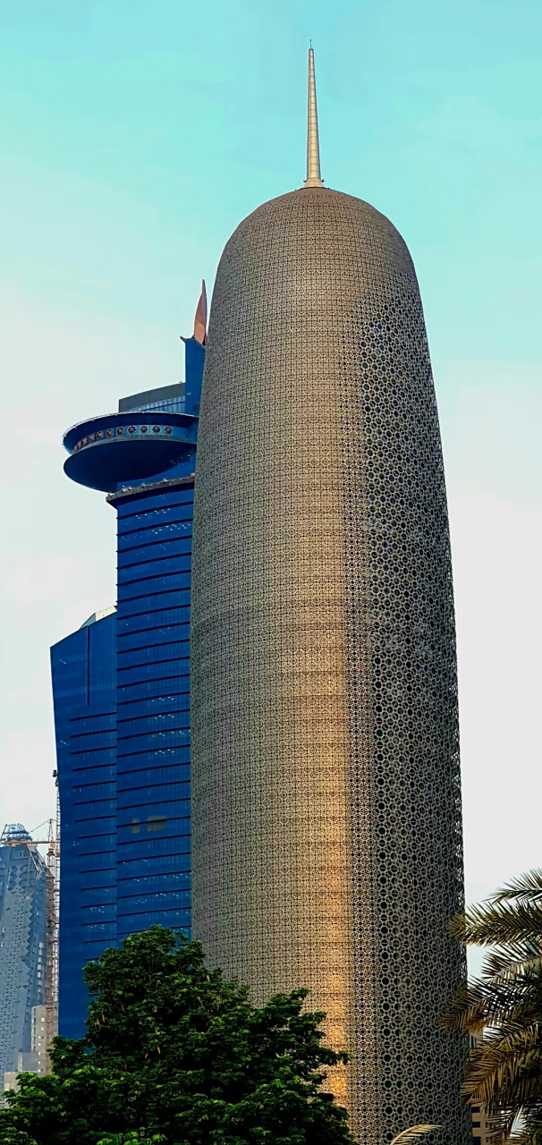 卡塔尔的多哈大厦居然是筒体编织柱结构,顶部为钢结构穹顶,佩服设计师