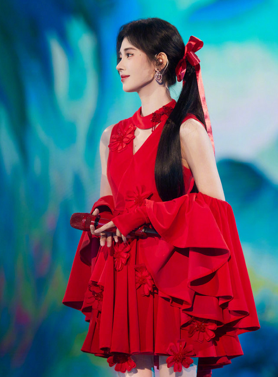 鞠婧祎这一身红衣,她跨年夜的表演可还行?#2024跨年晚会